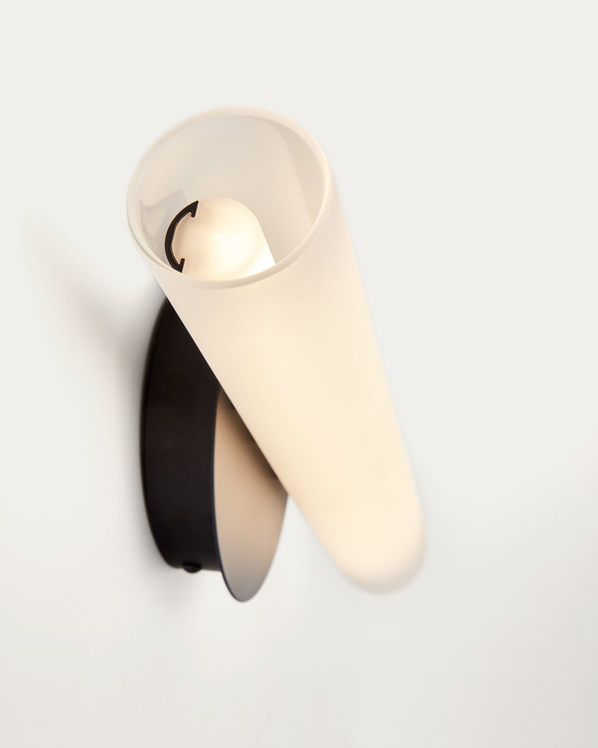 Wandleuchte Vauxall aus Metall und Mattglas - ZEN ZONE Furniture