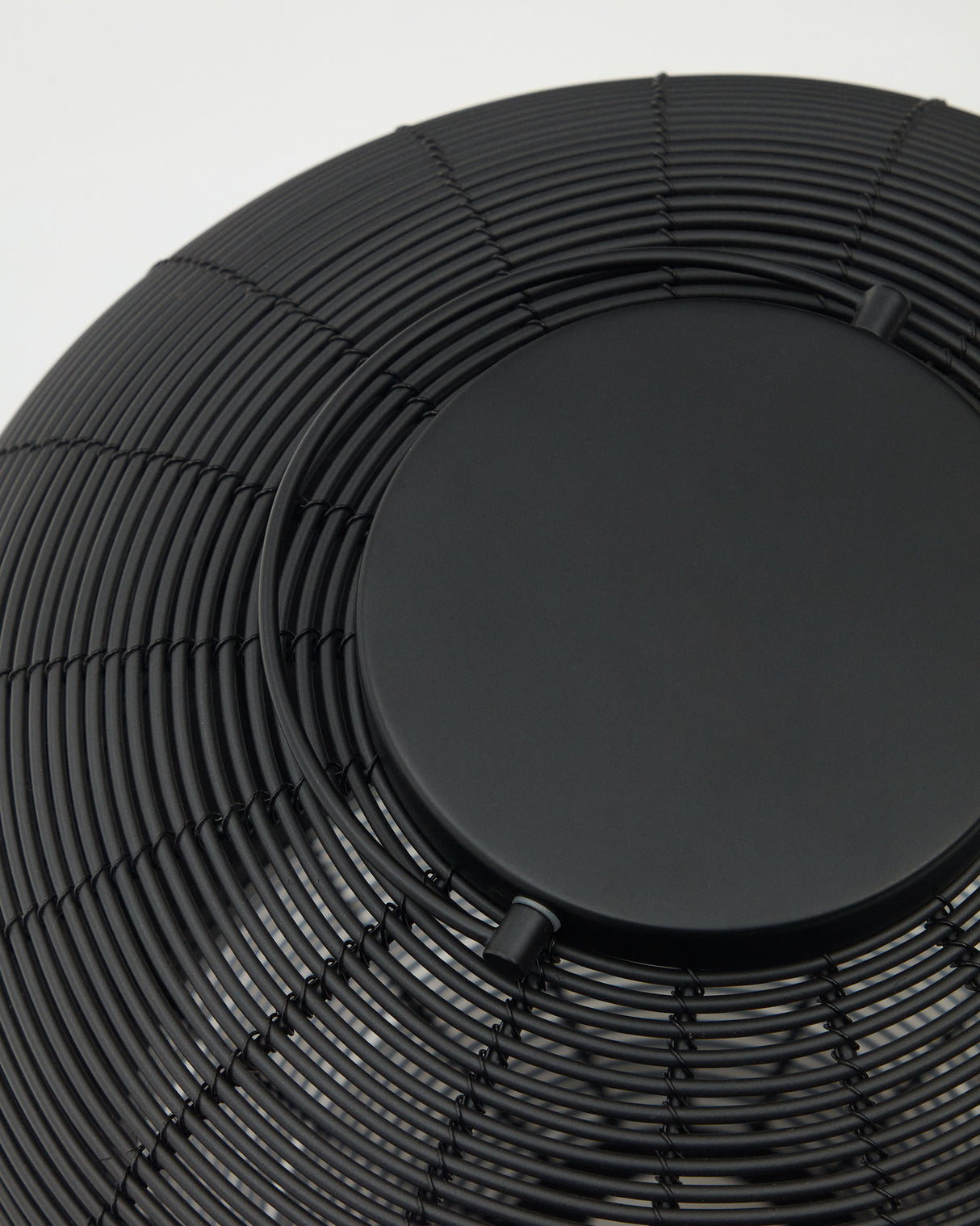 Saranella große tragbare Tischlampe aus Kunstrattan in Schwarz - ZEN ZONE Furniture