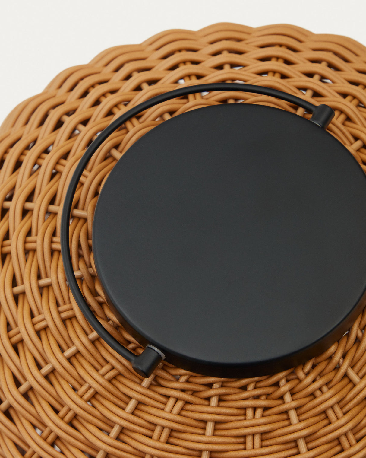 Saranella große tragbare Tischlampe aus Kunstrattan in Braun - ZEN ZONE Furniture