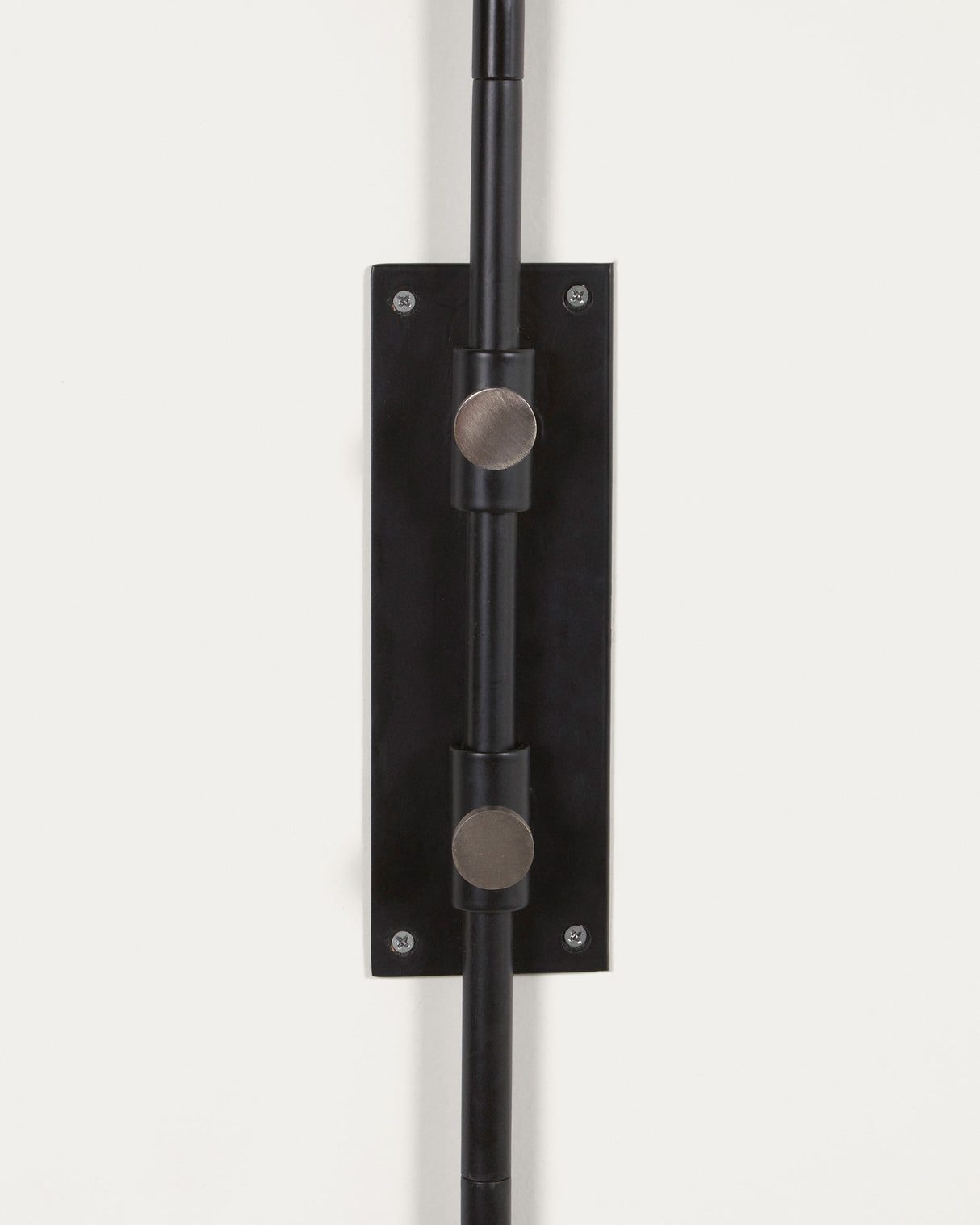 Eleazar Wandlampe aus Metall mit schwarz lackierter Oberfläche - ZEN ZONE Furniture