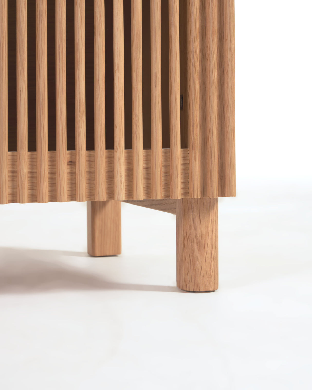 Beyla Schuhregal mit 2 Türen aus massiver Eiche und Eichenfurnier 98,5 cm FSC 100% - ZEN ZONE Furniture