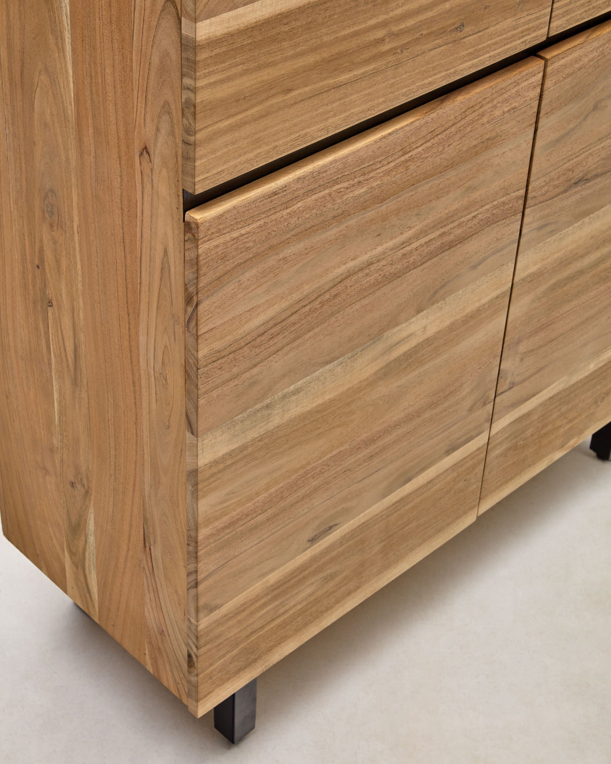 Uxue hohes Sideboard aus massivem Akazienholz mit natürlichem Finish 100 x 155 cm - ZEN ZONE Furniture