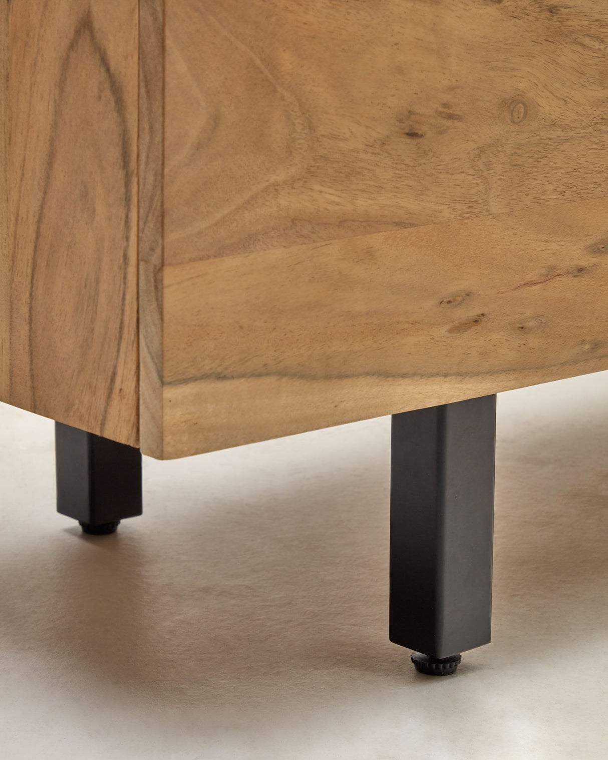 Uxue hohes Sideboard aus massivem Akazienholz mit natürlichem Finish 100 x 155 cm - ZEN ZONE Furniture