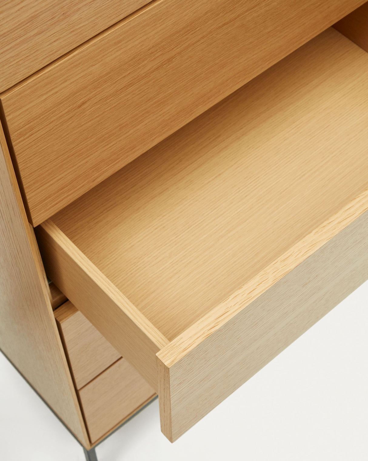 Vedrana Kommode 5 Schubladen aus Eichenfurnier und Stahlbeine in Schwarz 60 x 114 cm - ZEN ZONE Furniture