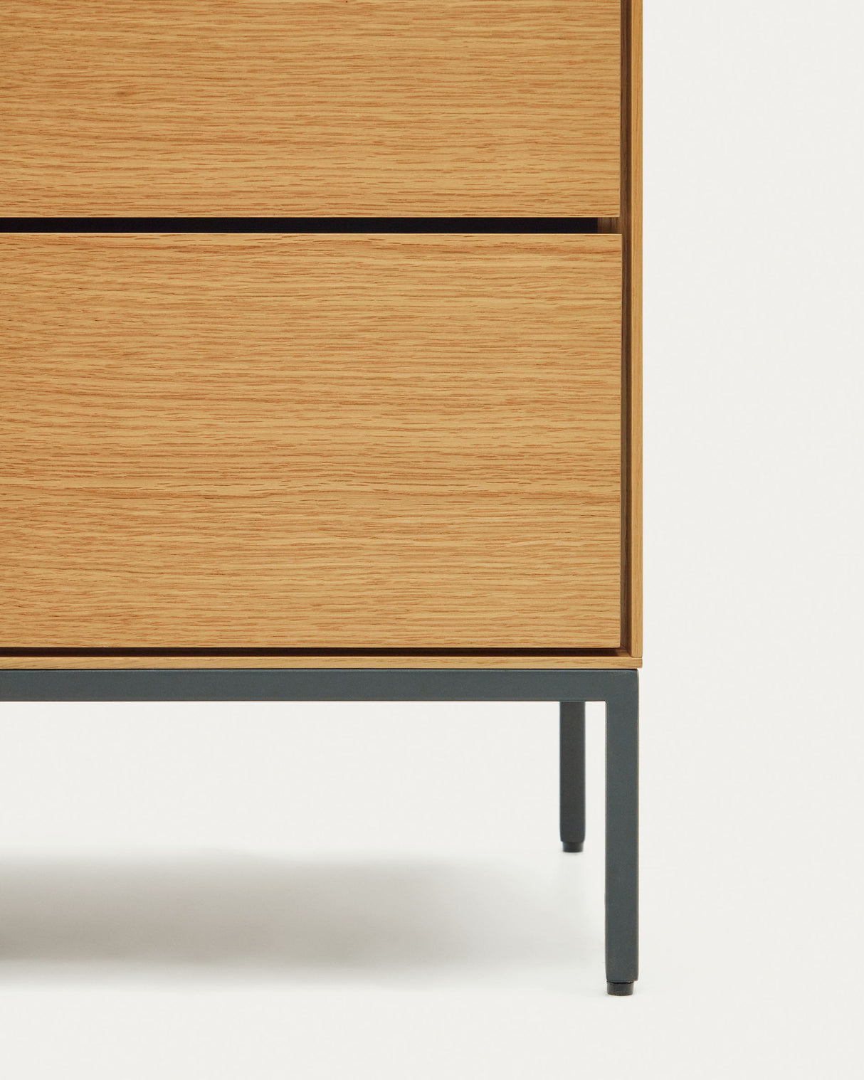 Vedrana Kommode 5 Schubladen aus Eichenfurnier und Stahlbeine in Schwarz 60 x 114 cm - ZEN ZONE Furniture