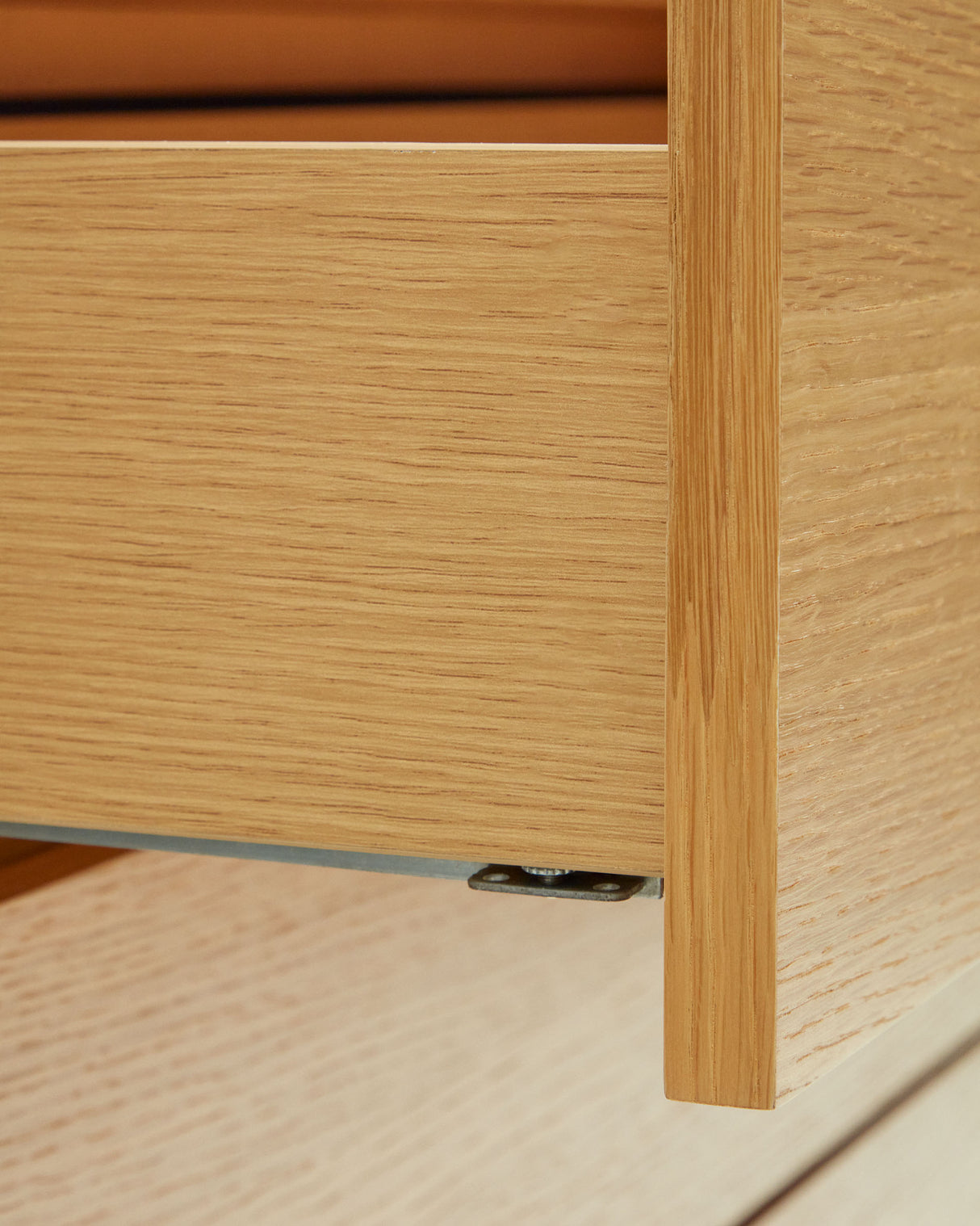 Vedrana Kommode 5 Schubladen aus Eichenfurnier und Stahlbeine in Schwarz 60 x 114 cm - ZEN ZONE Furniture