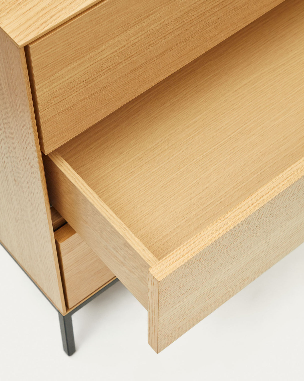 Vedrana Kommode aus 3 Schubladen aus Eichenfurnier und Stahlbeine in Schwarz 110 x 75 cm - ZEN ZONE Furniture