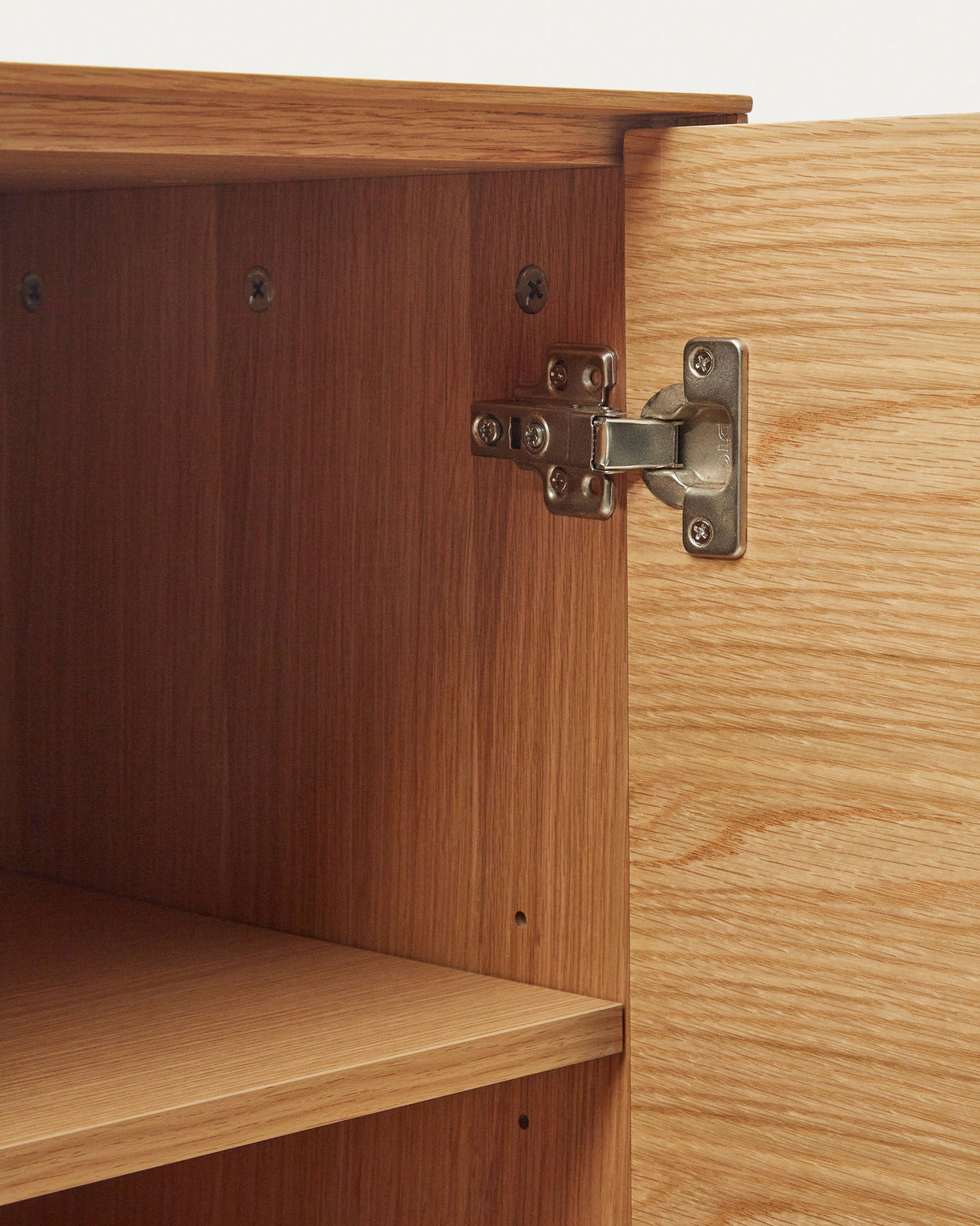 Vedrana Highboard 4 Türen aus Eichenfurnier und Stahlbeine in Schwarz 97,5 x 160 cm - ZEN ZONE Furniture