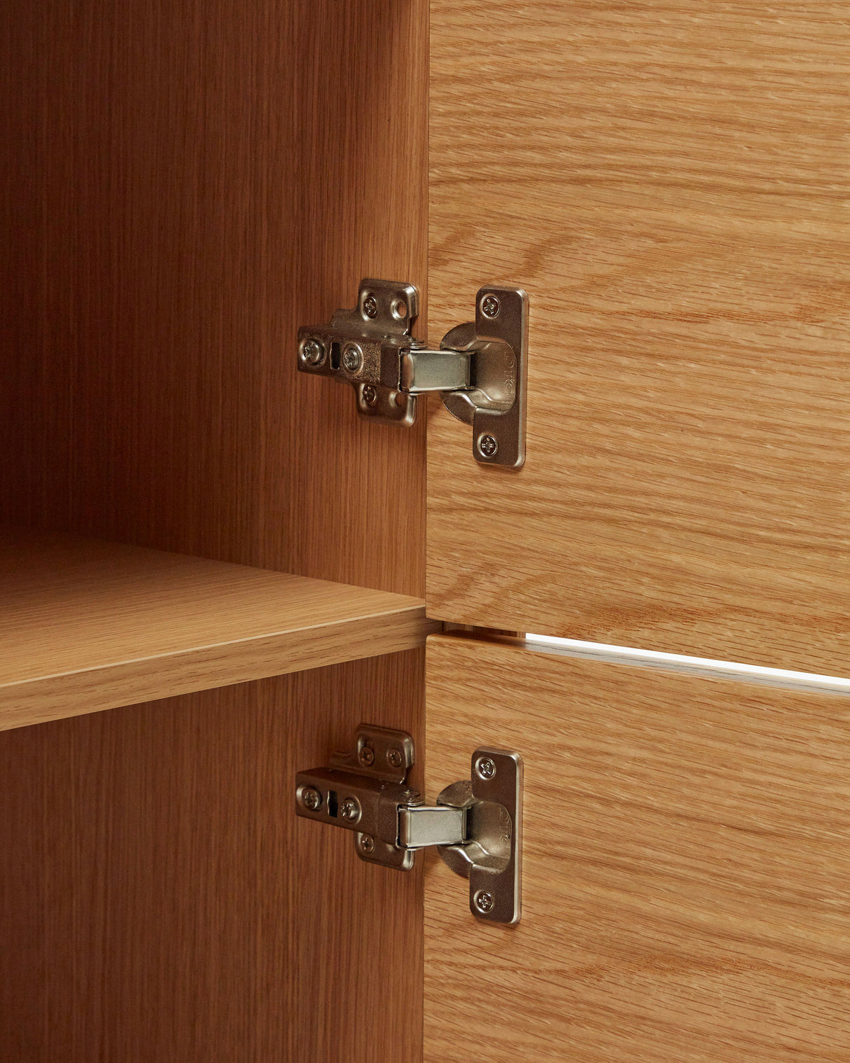 Vedrana Highboard 4 Türen aus Eichenfurnier und Stahlbeine in Schwarz 97,5 x 160 cm - ZEN ZONE Furniture