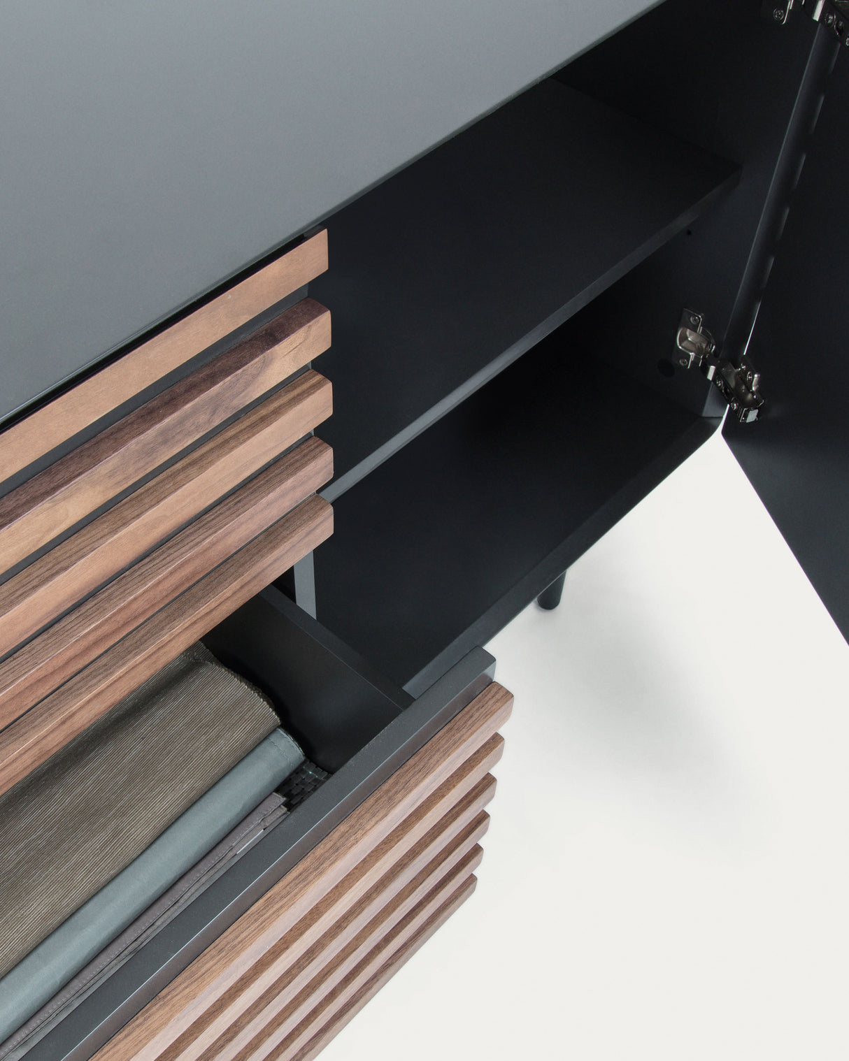 Kesia Sideboard 2 Türen Nussholzfurnier und Stahl in Schwarz 162 x 74 cm - ZEN ZONE Furniture