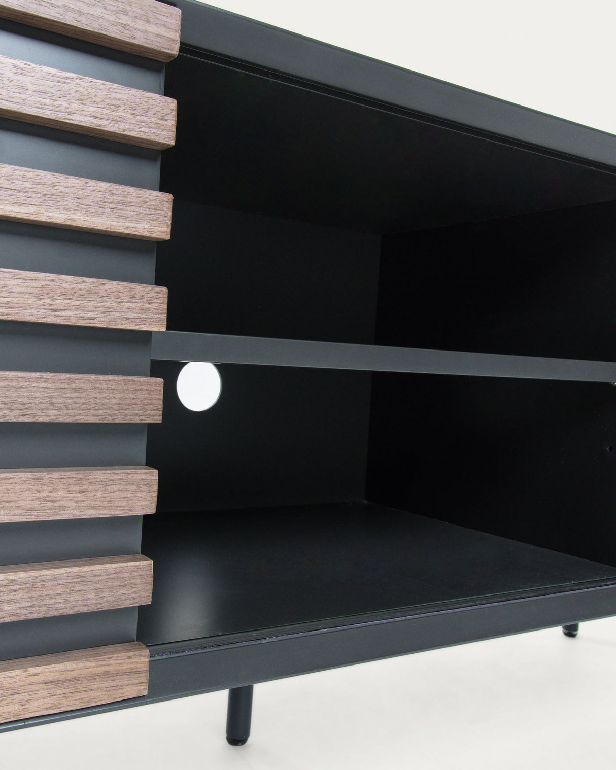 Kesia TV-Schrank 2 Türen Nussholzfurnier schwarze Lackierung Stahl in Schwarz 162 x 58 cm - ZEN ZONE Furniture
