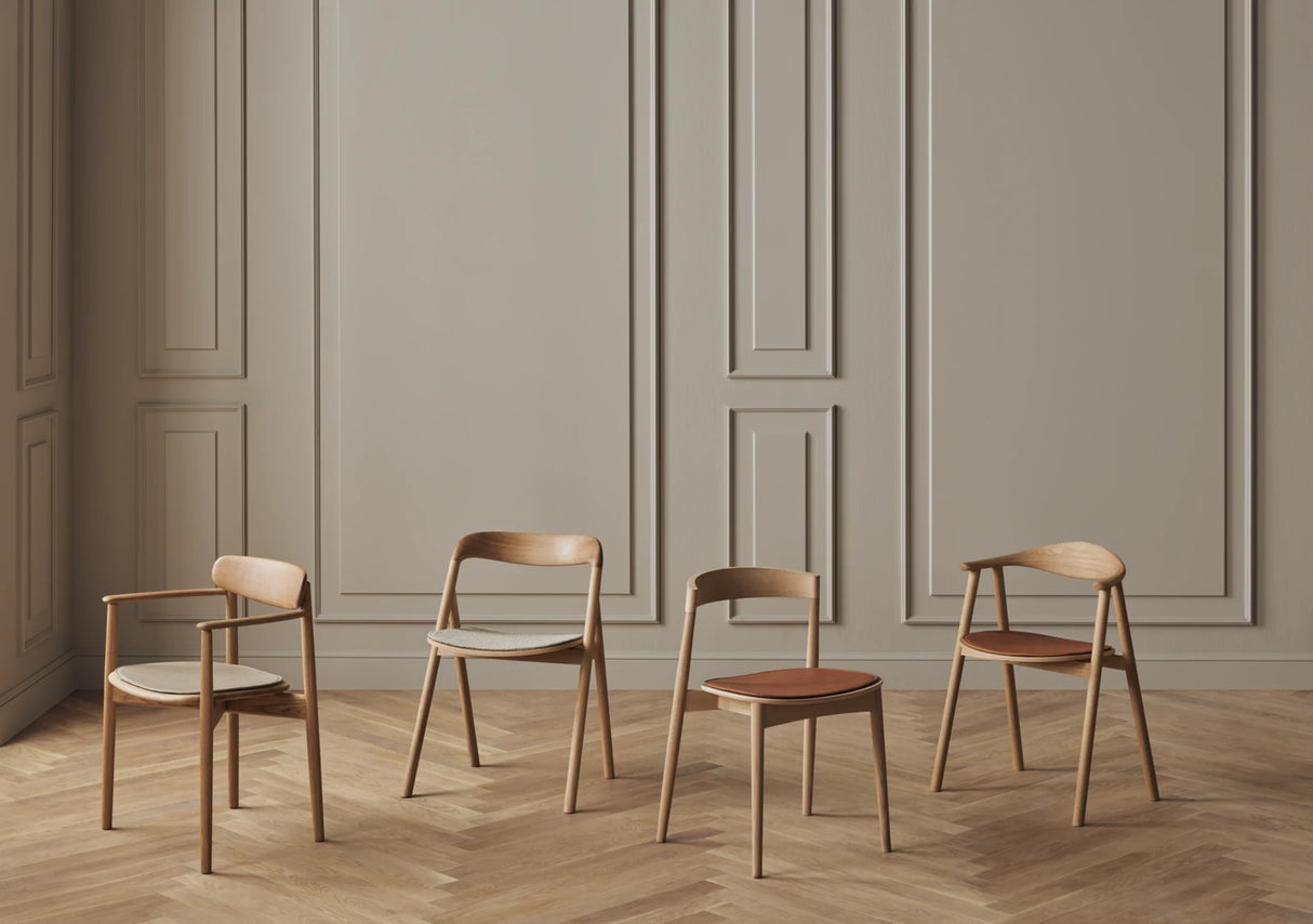 Merge Gepolsterter Esstischstuhl mit Armlehne aus Eiche weiß pigmentiert geölt, Monza - Bouclé und Textur, Beige - ZEN ZONE Furniture