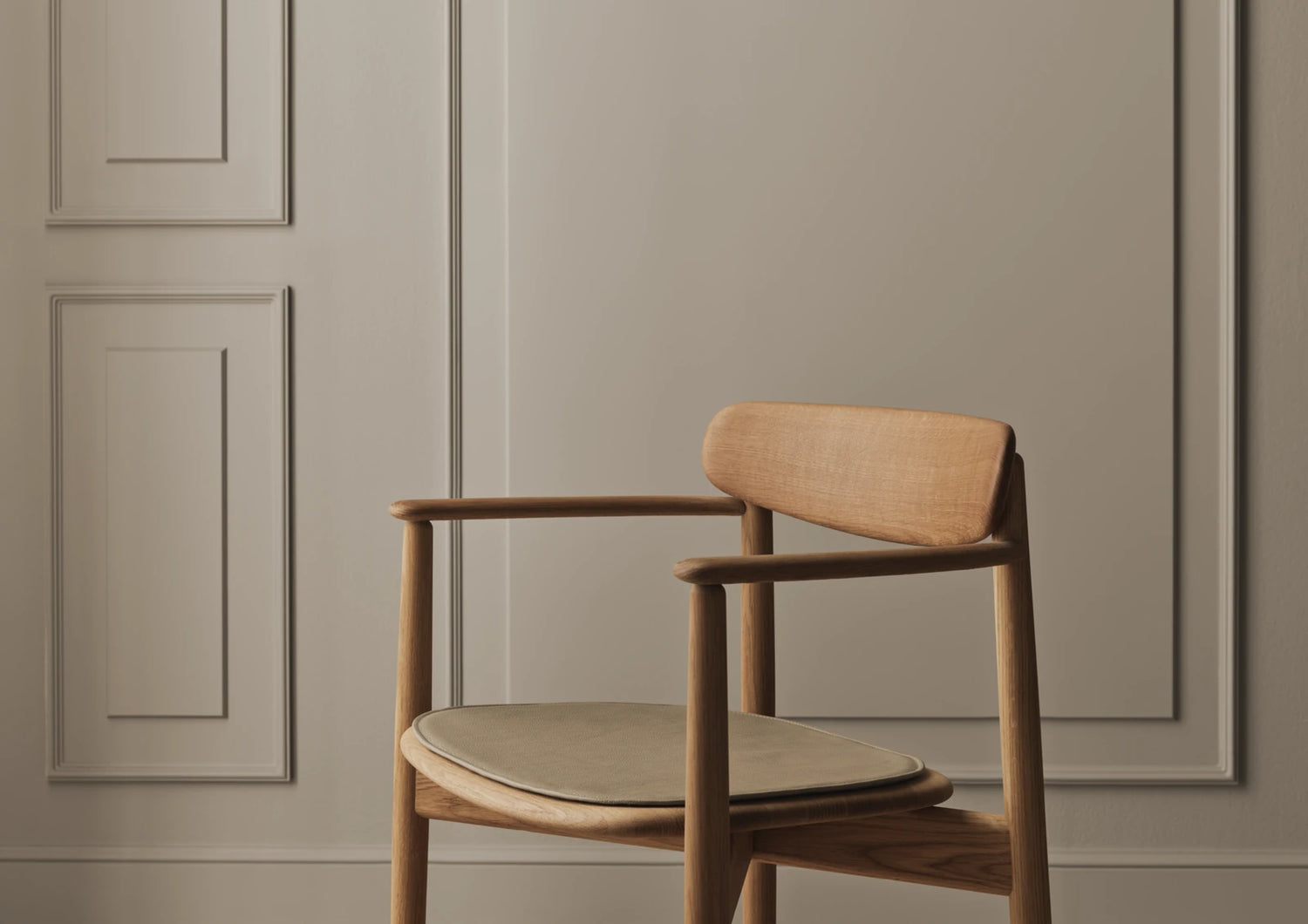 Merge Gepolsterter Esstischstuhl mit Armlehne aus Eiche weiß pigmentiert geölt, Monza - Bouclé und Textur, Beige - ZEN ZONE Furniture