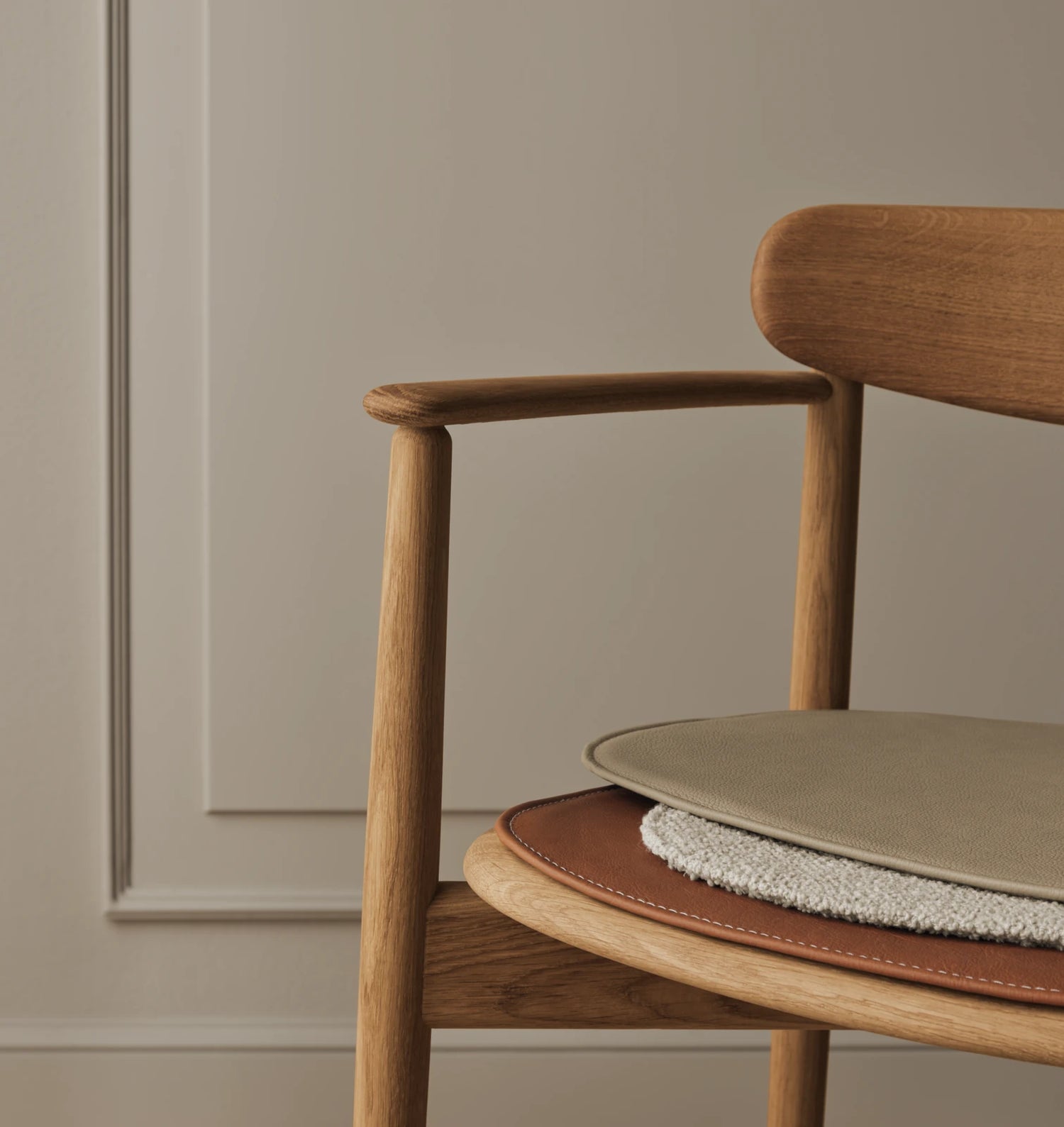 Merge Gepolsterter Esstischstuhl mit Armlehne aus Dunkel geölter Eiche, Sydney by Spoor - Leder, Cognac - ZEN ZONE Furniture