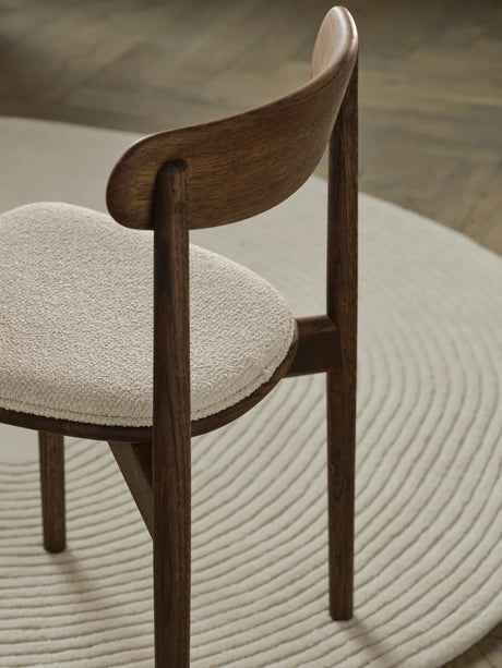 Merge Gepolsterter Esstischstuhl mit Armlehne aus Dunkel geölter Eiche, Sydney by Spoor - Leder, Cognac - ZEN ZONE Furniture