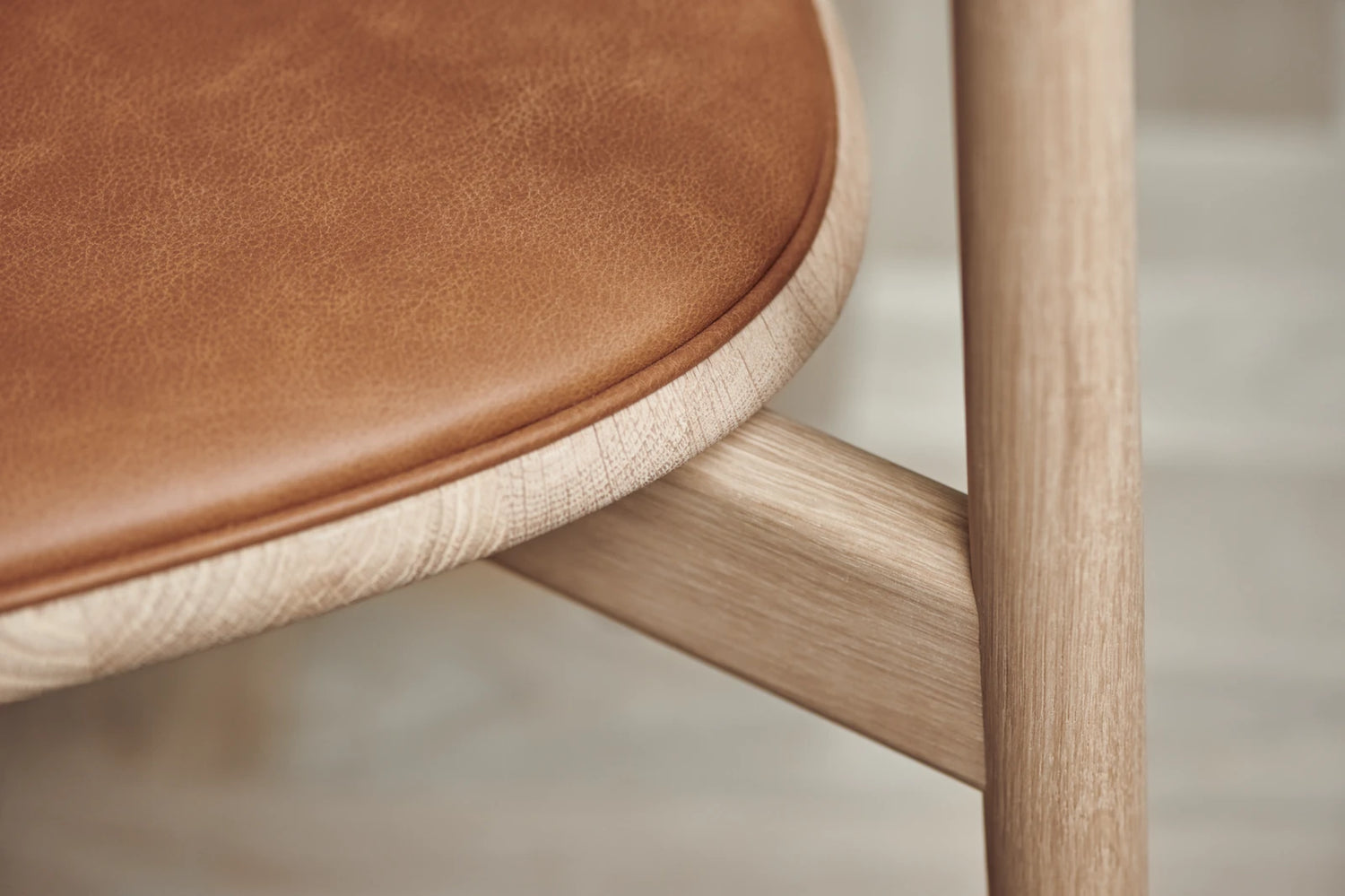 Merge Esszimmerstuhl gepolstert aus geölter Eiche, Sydney by Spoor - Leder, Cognac - ZEN ZONE Furniture