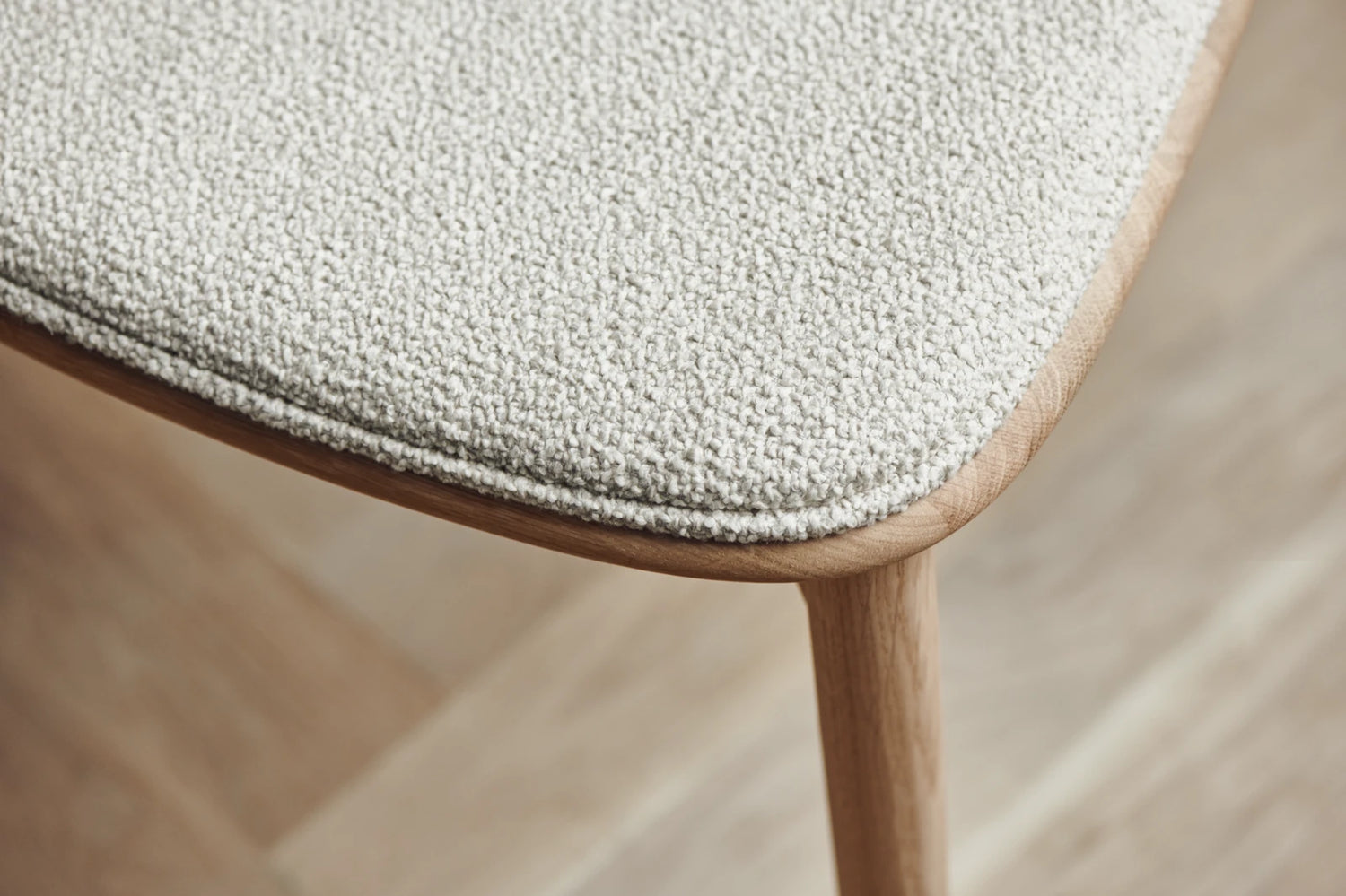 Merge Esszimmerstuhl aus Eiche weiß pigmentiert geölt, gepolstert, Monza - Bouclé und Textur, Beige - ZEN ZONE Furniture