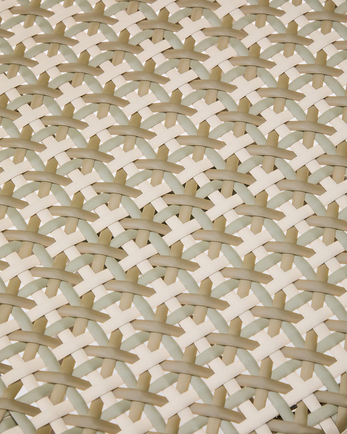 Stapelbarer Stuhl Tuccia aus Aluminium sowie Kunstrattan in Beige und Grün - ZEN ZONE Furniture