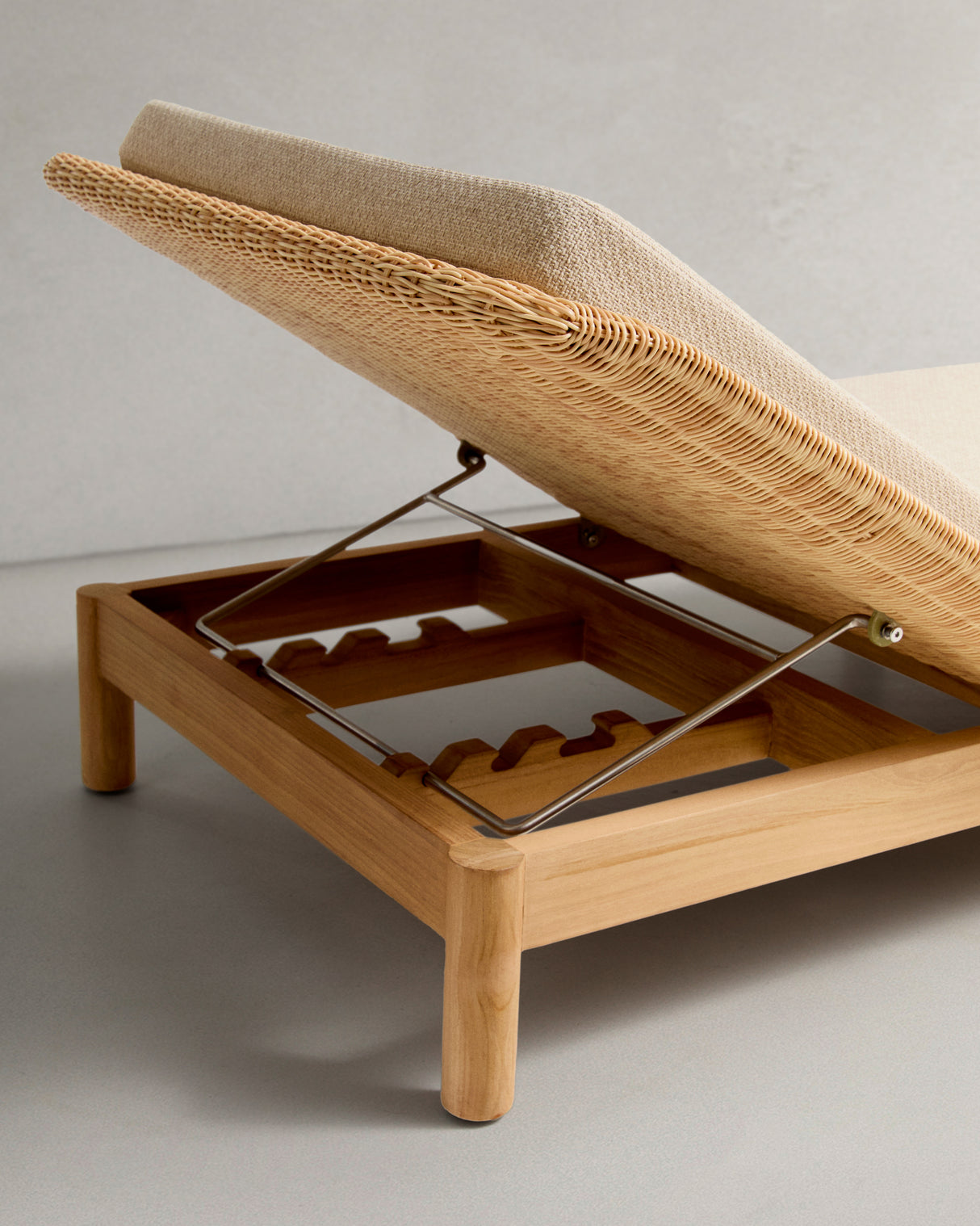 Sonnenliege Galea aus massivem Teakholz und synthetischem Rattan FSC 100% - ZEN ZONE Furniture