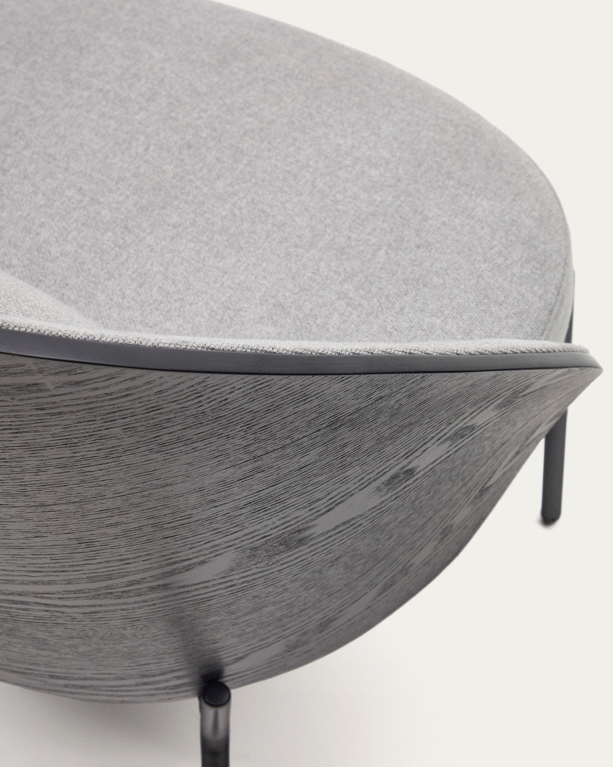 Eamy Sessel hellgrau Eschenfurnier mit schwarzem Finish und Metall in Schwarz - ZEN ZONE Furniture