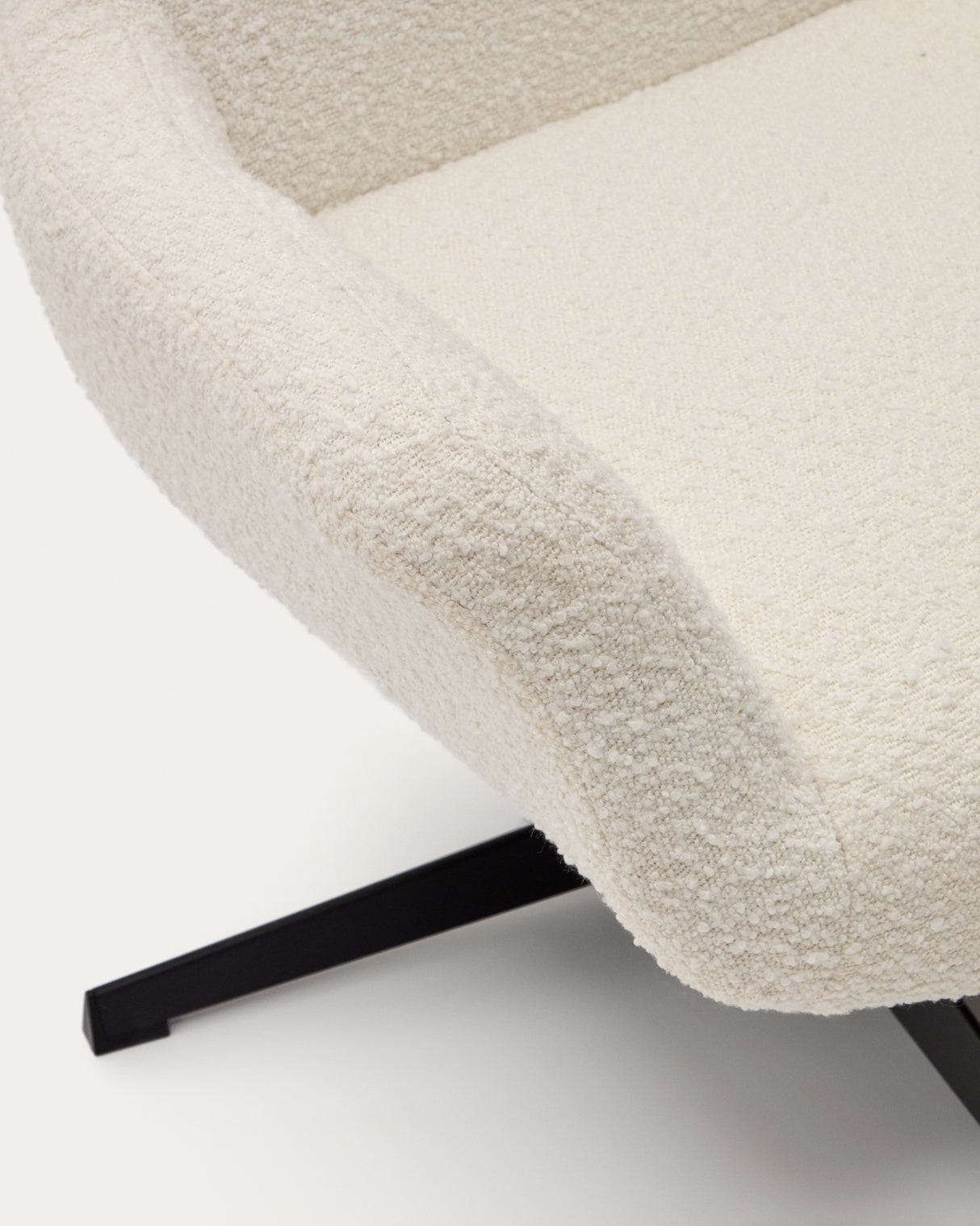 Zalina Drehsessel aus weißem Bouclé und Stahl mit schwarzem Finish FSC 100% - ZEN ZONE Furniture