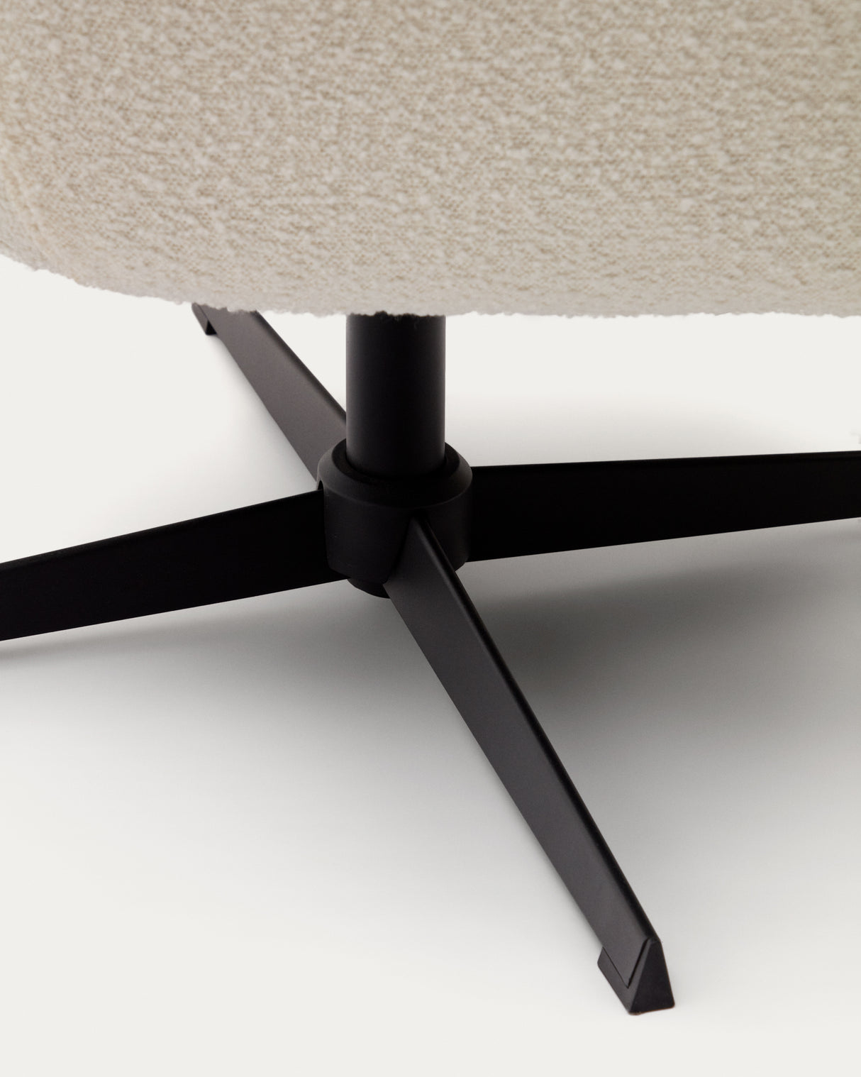 Zalina Drehsessel aus weißem Bouclé und Stahl mit schwarzem Finish FSC 100% - ZEN ZONE Furniture