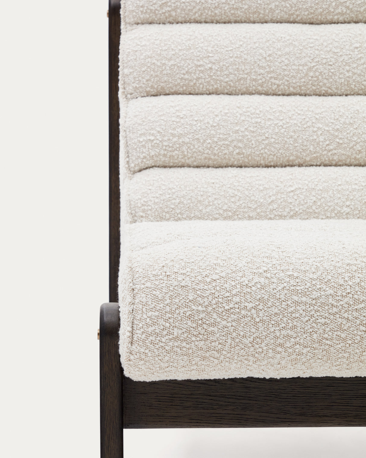 Sessel Magira weißes Bouclé und massives Eichenholz mit dunklem Finish - ZEN ZONE Furniture