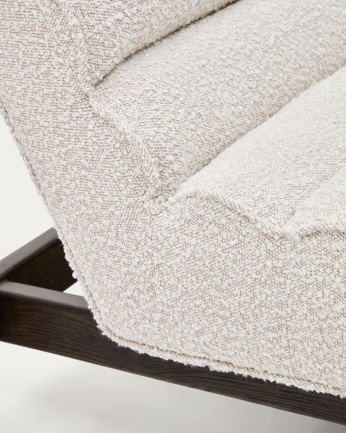 Sessel Magira weißes Bouclé und massives Eichenholz mit dunklem Finish - ZEN ZONE Furniture
