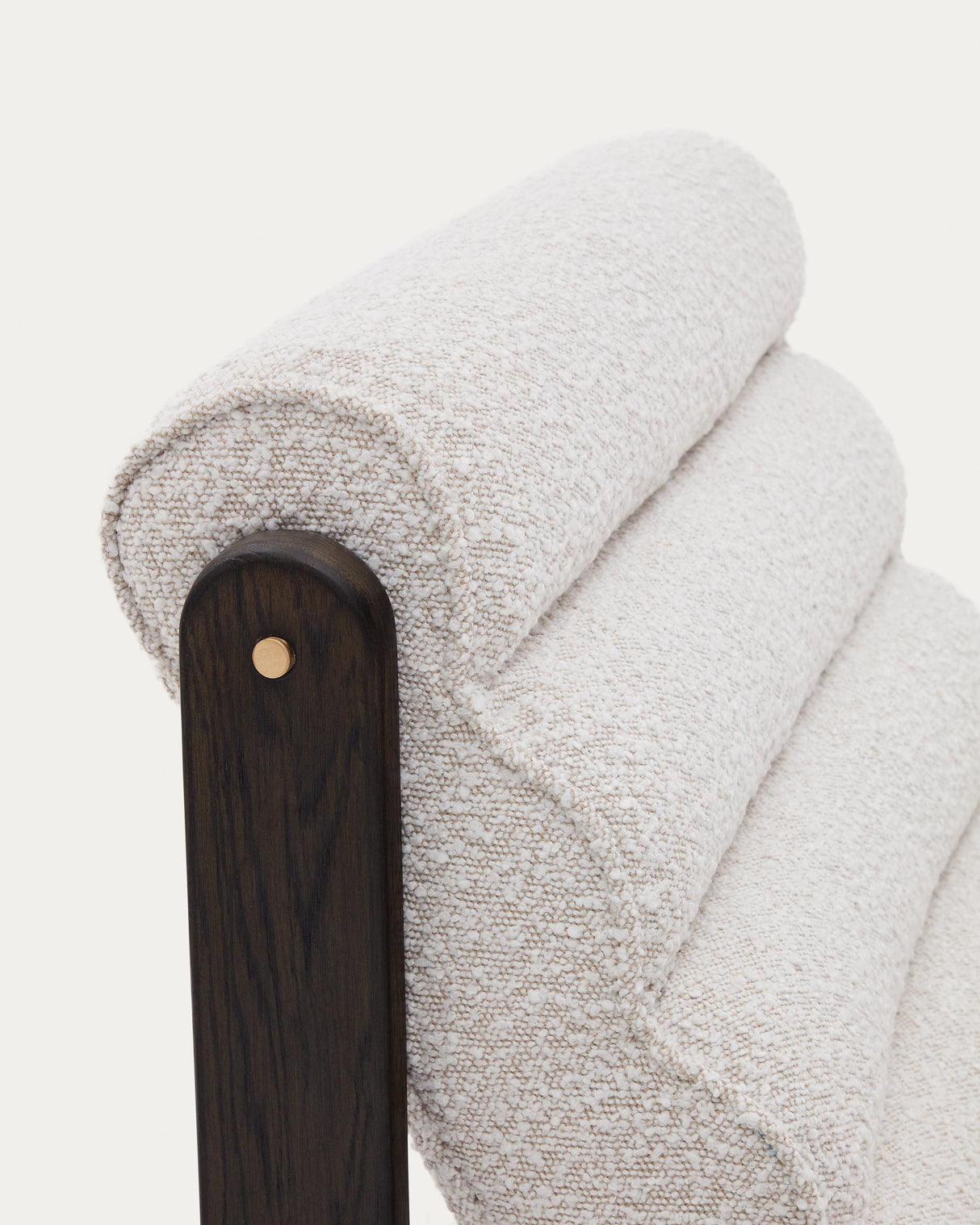 Sessel Magira weißes Bouclé und massives Eichenholz mit dunklem Finish - ZEN ZONE Furniture