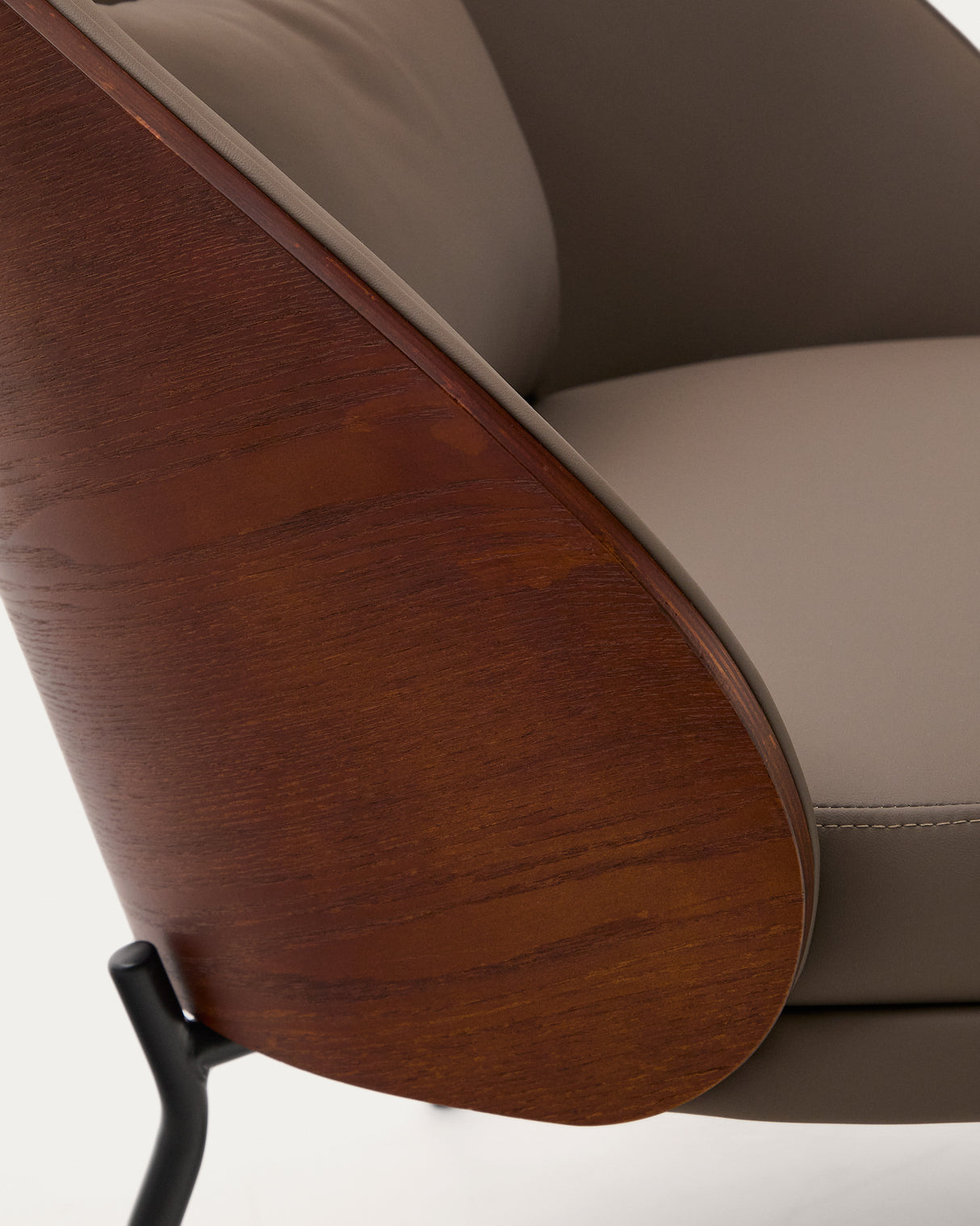 Eamy Sessel aus braunem Kunstleder, Eschenfurnier in Nussbaum-Finish mit Metall in Schwarz - ZEN ZONE Furniture