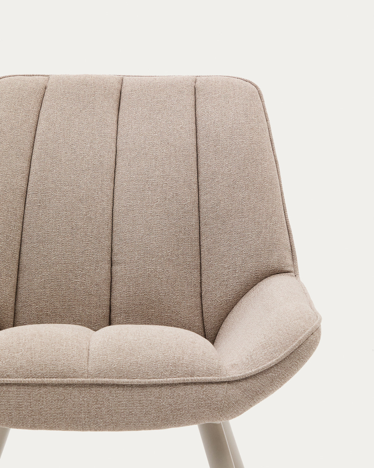 Sessel Marlina aus beigefarbenem Chenille-Stoff und mattgrau lackierten Stahlbeinen. - ZEN ZONE Furniture