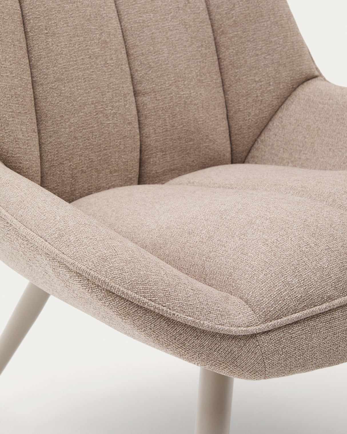 Sessel Marlina aus beigefarbenem Chenille-Stoff und mattgrau lackierten Stahlbeinen. - ZEN ZONE Furniture