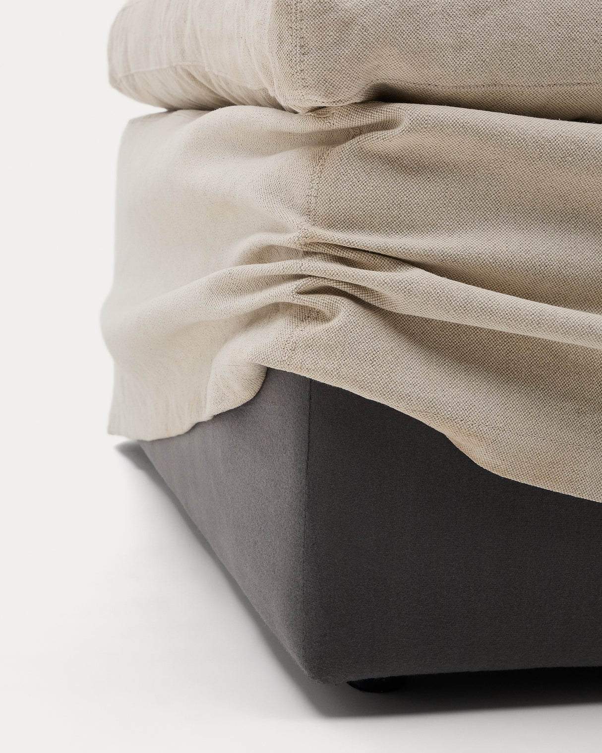 Zenira Fußhocker mit abnehmbarem Bezug und Kissen aus Baumwolle und Leinen beige 90 x 90 cm - ZEN ZONE Furniture