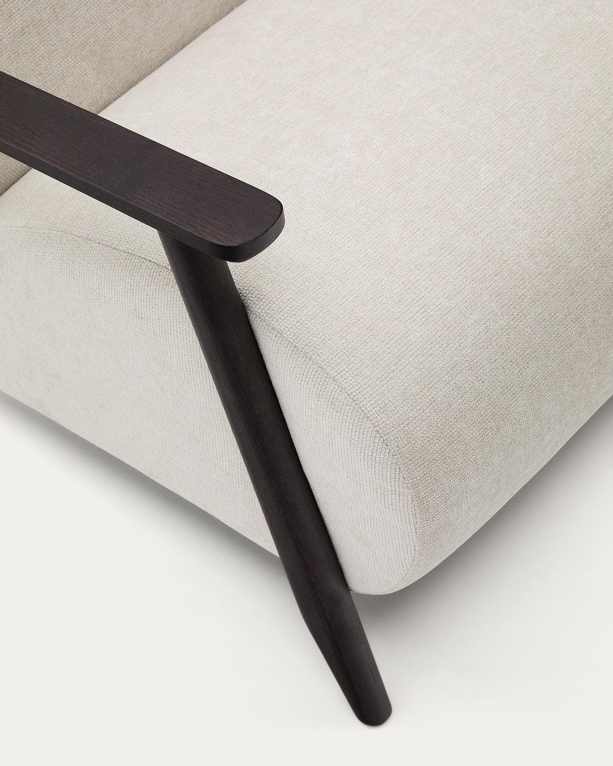 Sessel Meghan aus perlfarbenem Chenille und massivem Eschenholz mit Wenge-Finish FSC Mix Credit - ZEN ZONE Furniture