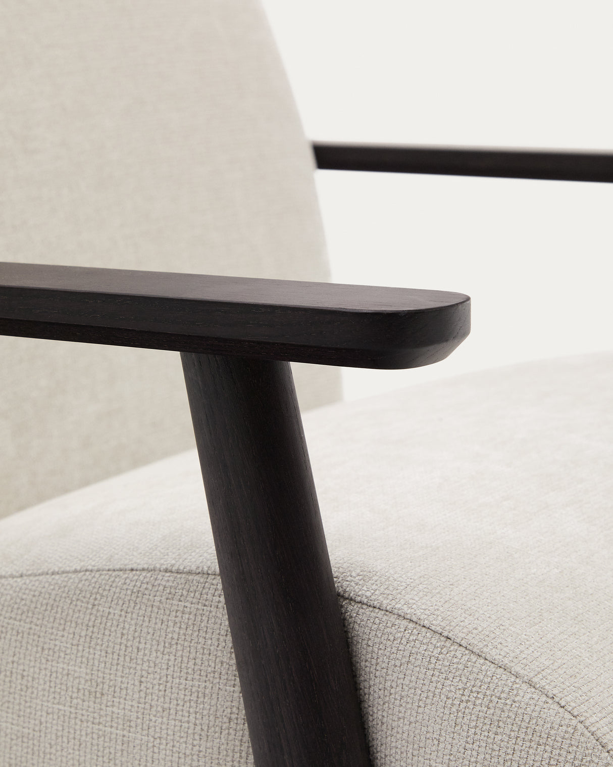 Sessel Meghan aus perlfarbenem Chenille und massivem Eschenholz mit Wenge-Finish FSC Mix Credit - ZEN ZONE Furniture