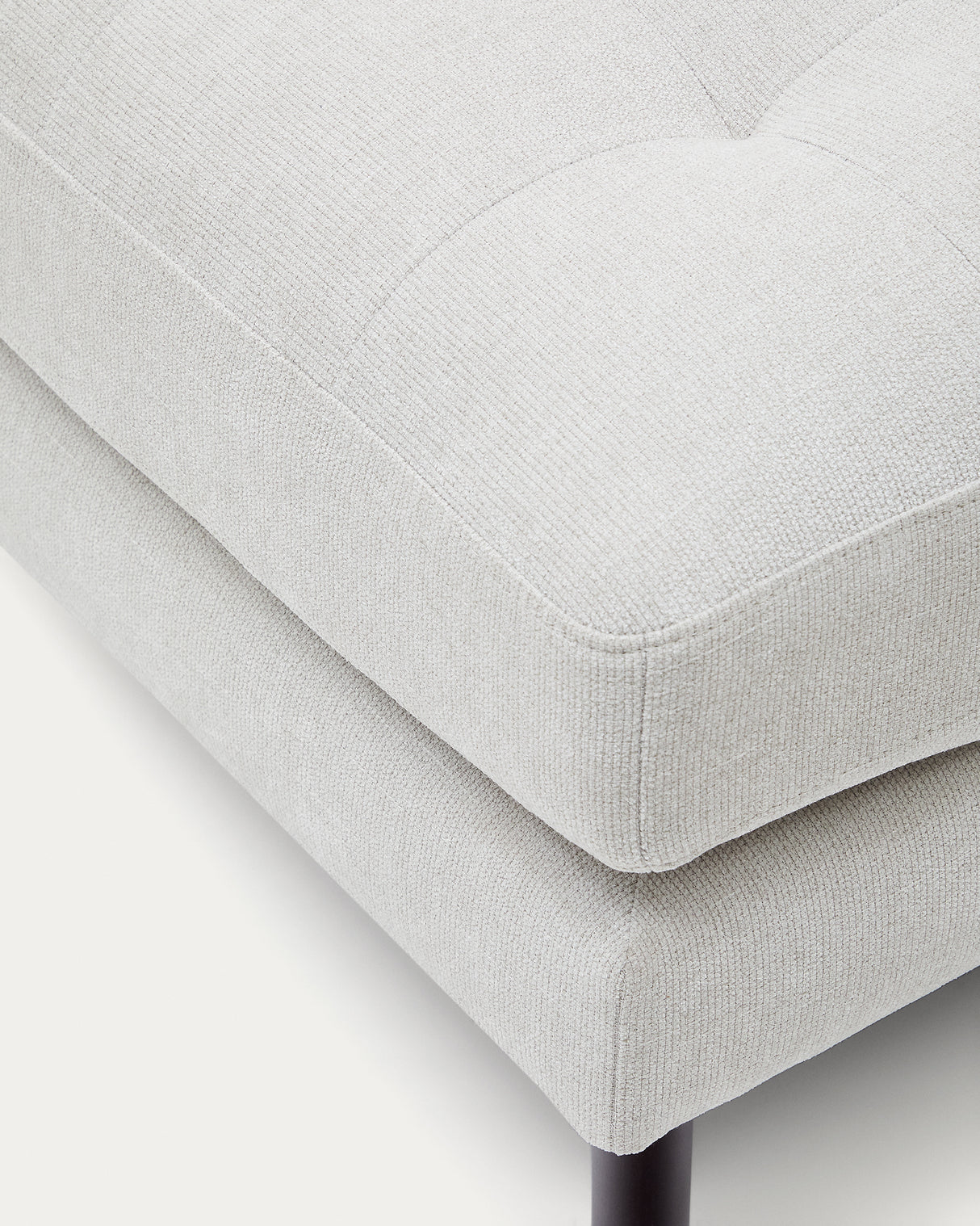 Debra Pouf mit Bezug in perlfarbener Chenille Beine Wenge-Finish 80 x 80 cm - ZEN ZONE Furniture