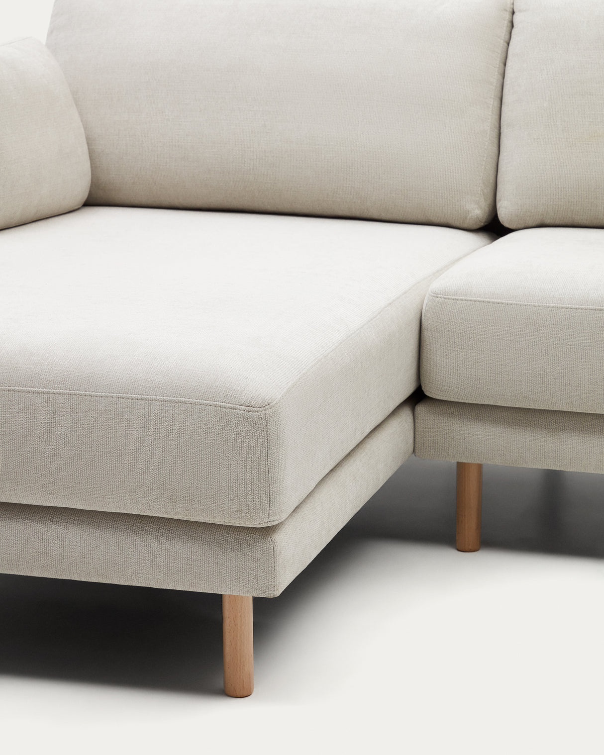 Gilma 3-Sitzer-Sofa Chaiselongue rechts/links Chenille in Perle Beine naturfarben 260 cm - ZEN ZONE Furniture