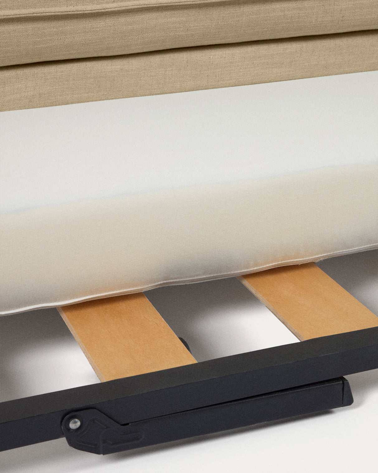 Tanit Schlafsofa beige und Beine aus massivem Buchenholz mit natürlichem Finish 210 cm - ZEN ZONE Furniture