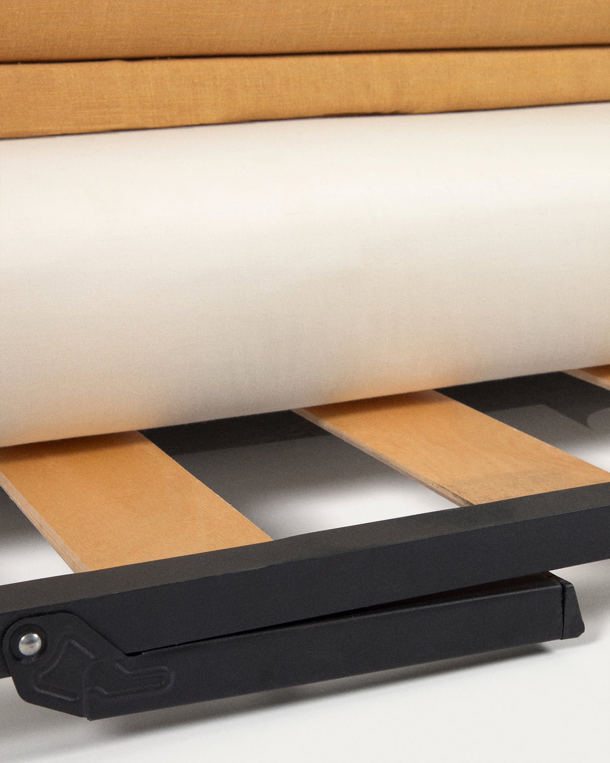 Tanit Schlafsofa senffarben und Beine aus massivem Buchenholz natürliches Finish 210 cm - ZEN ZONE Furniture