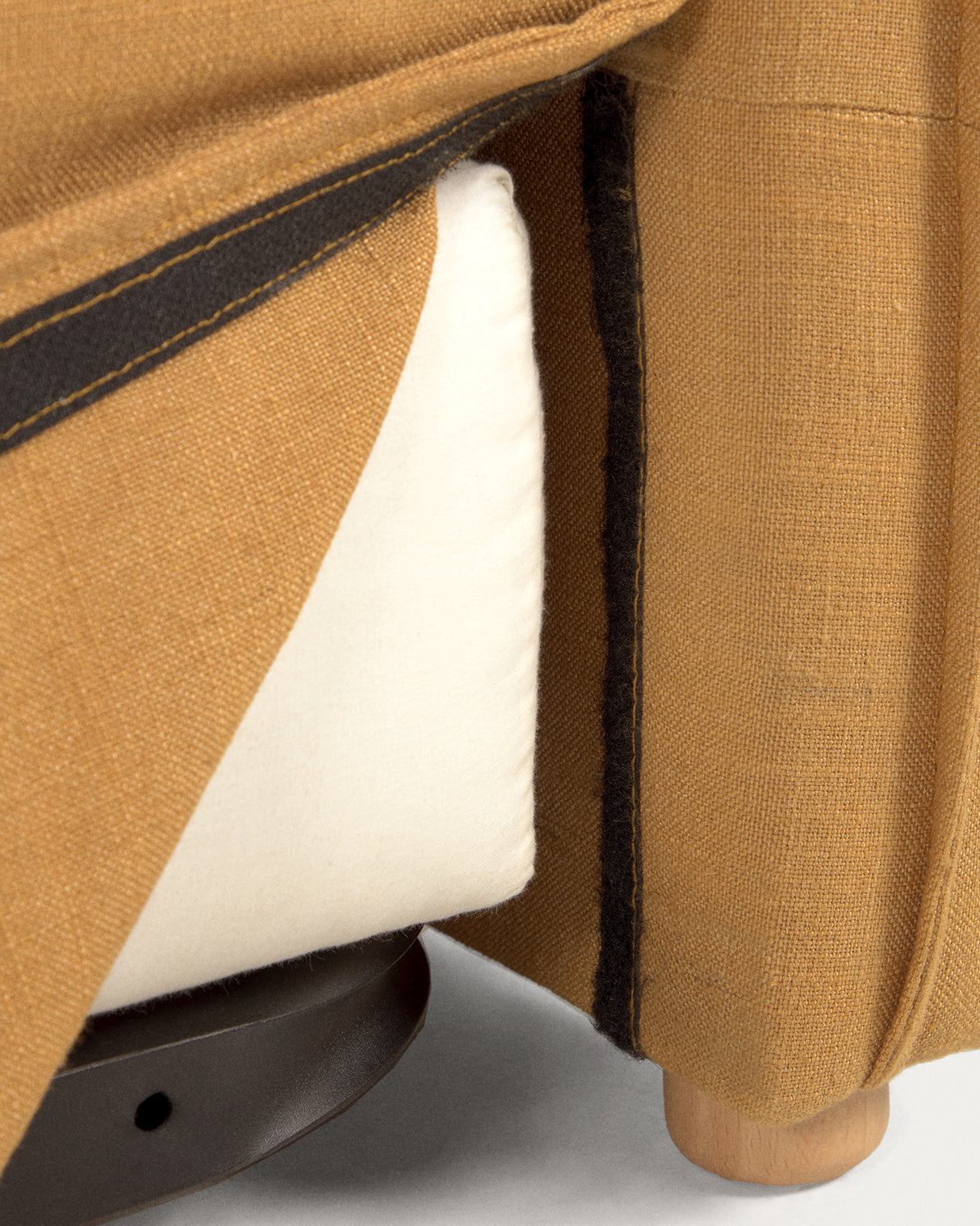 Tanit Schlafsofa senffarben und Beine aus massivem Buchenholz natürliches Finish 210 cm - ZEN ZONE Furniture