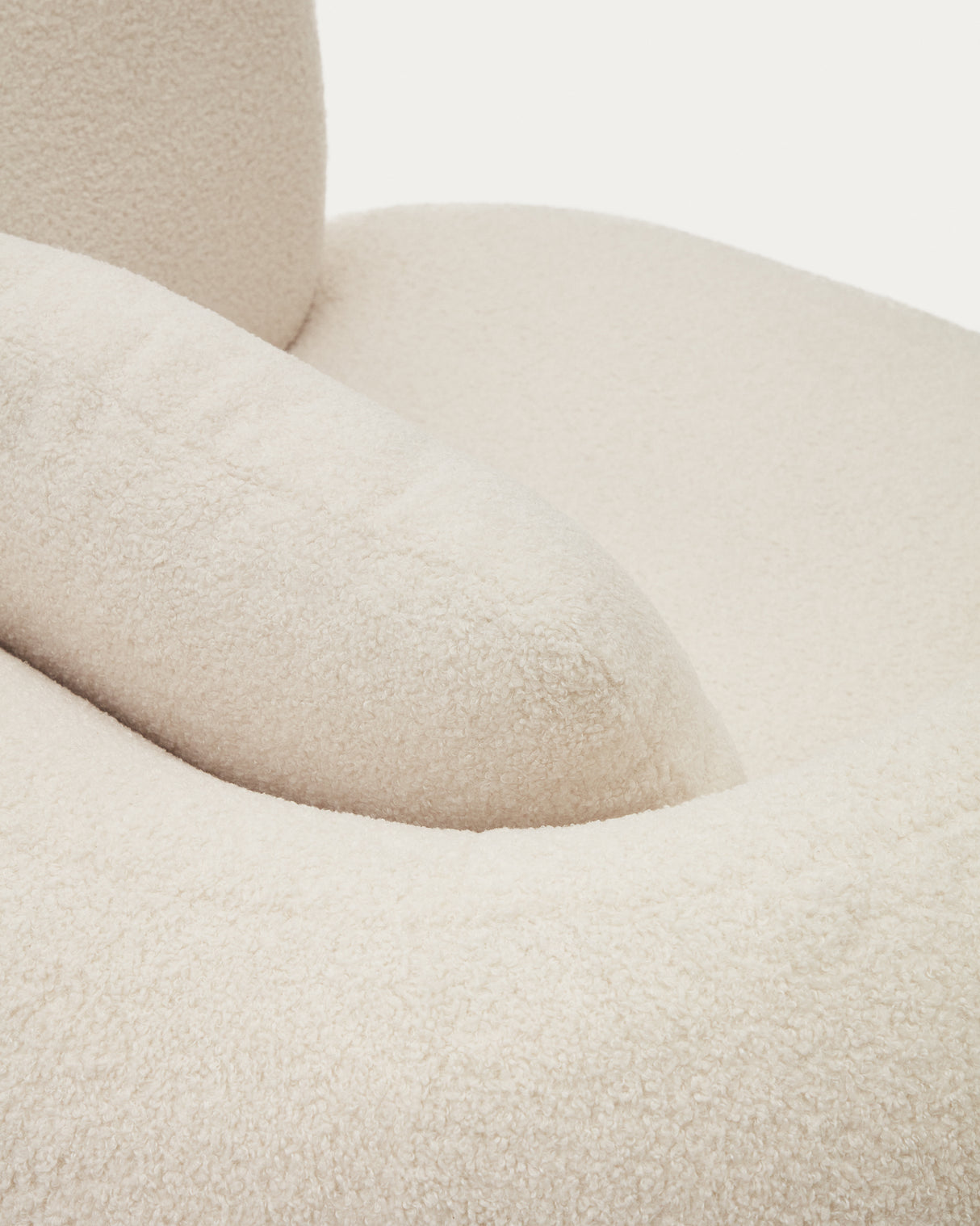 Martina Drehsessel mit Bouclé in Off-White mit Kissen - ZEN ZONE Furniture