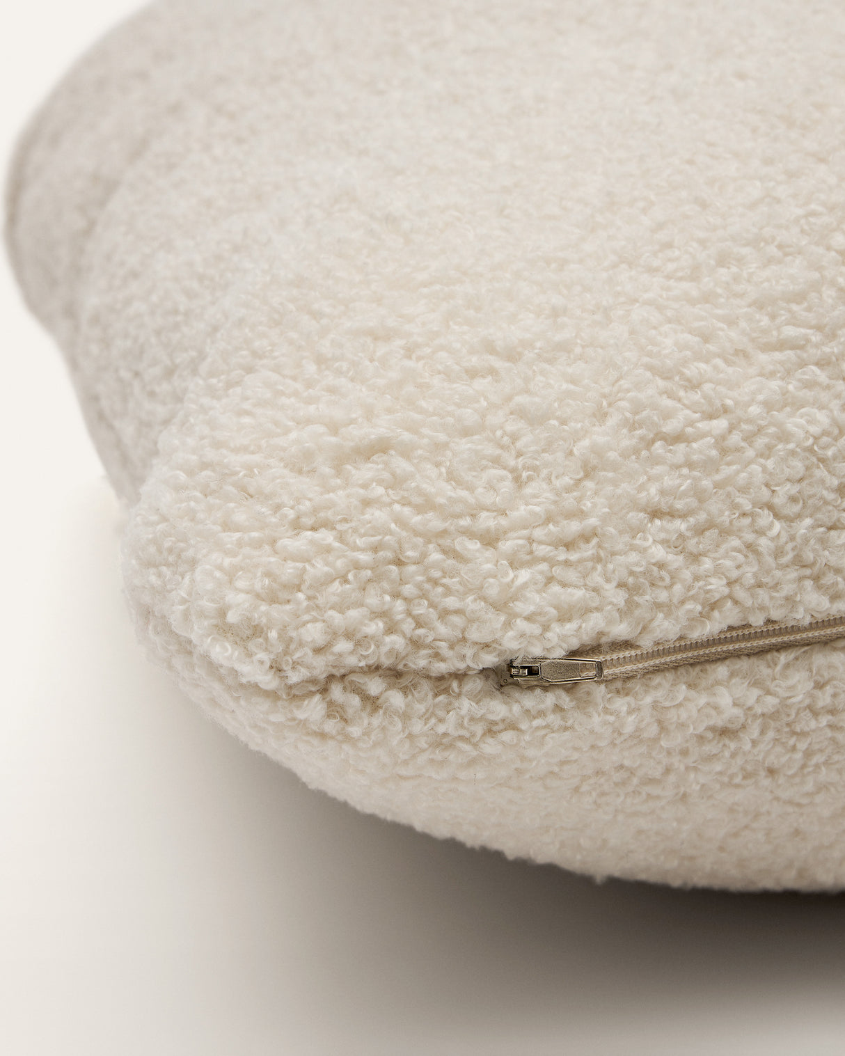 Martina Kissen mit Bouclé in Off-White 47 x 36 cm - ZEN ZONE Furniture