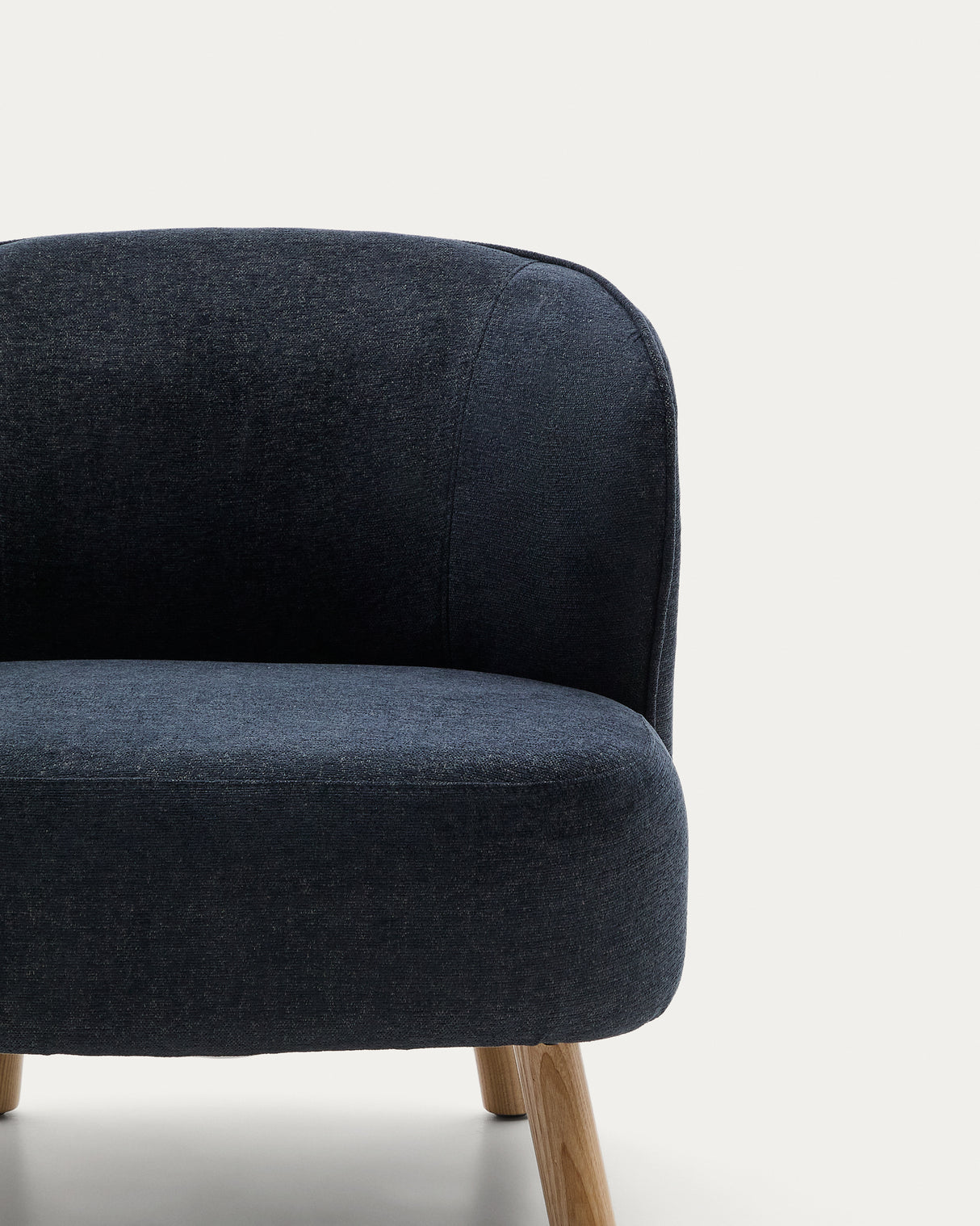 Sessel Ulit aus blau-grauem Chenille und Beinen aus massivem Buchenholz mit natürlichem Finish. - ZEN ZONE Furniture