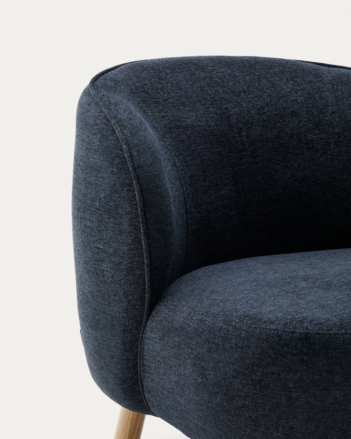 Sessel Ulit aus blau-grauem Chenille und Beinen aus massivem Buchenholz mit natürlichem Finish. - ZEN ZONE Furniture