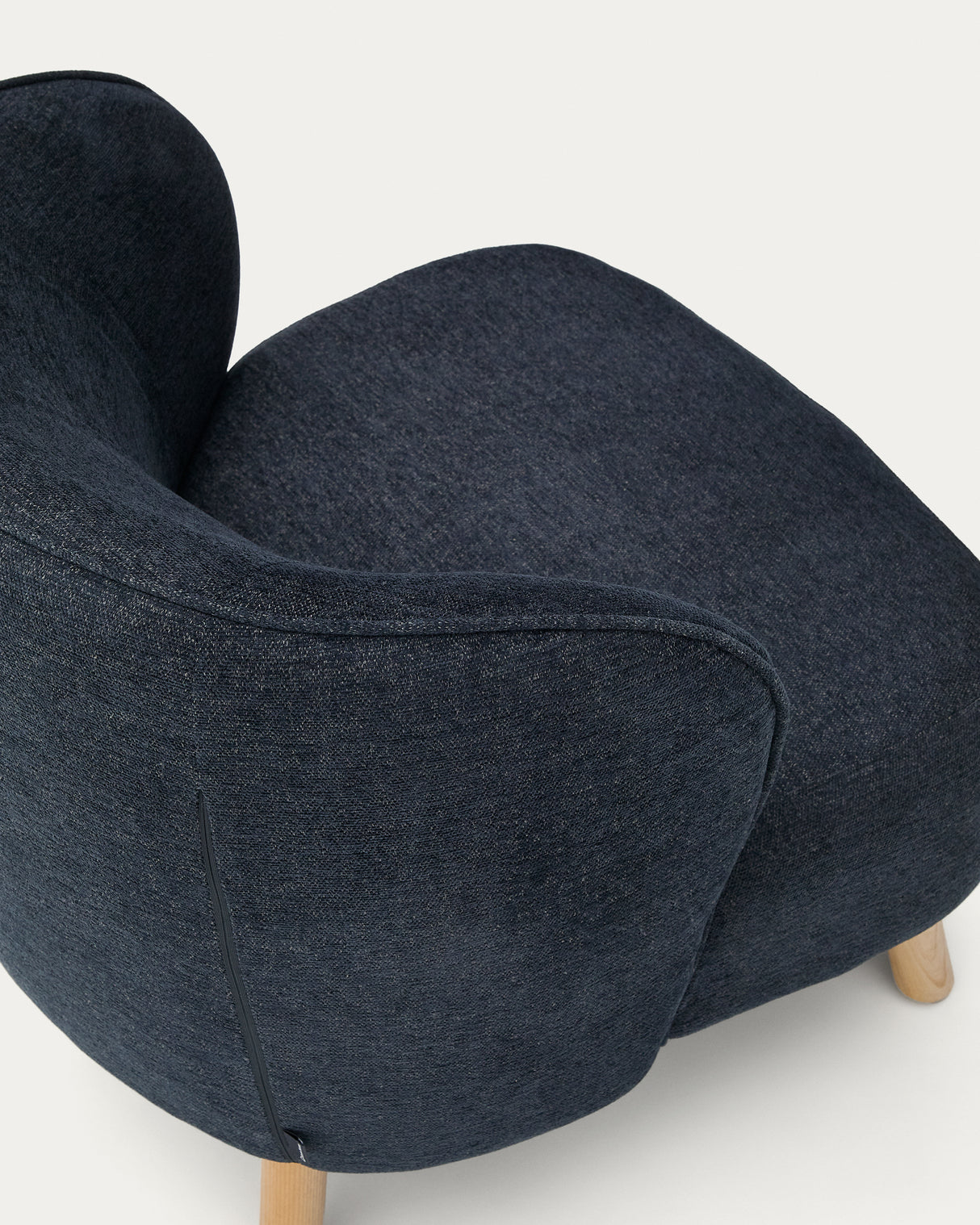 Sessel Ulit aus blau-grauem Chenille und Beinen aus massivem Buchenholz mit natürlichem Finish. - ZEN ZONE Furniture