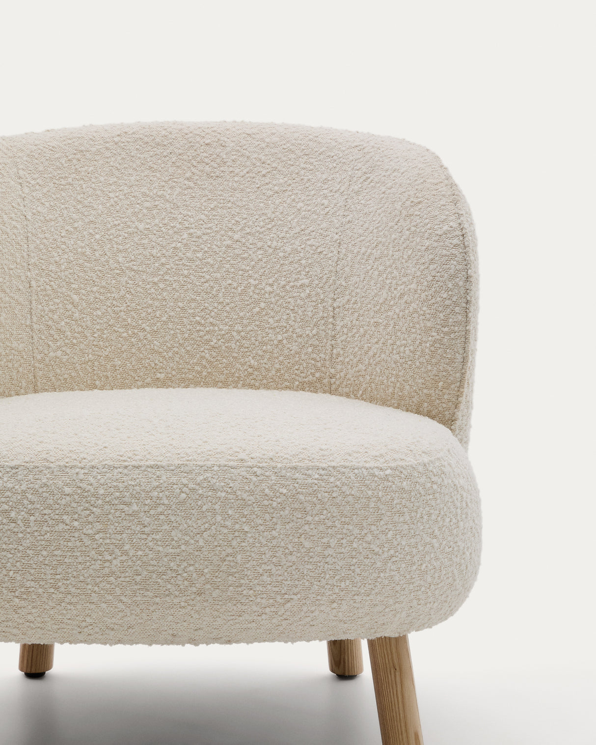 Sessel Ulit aus weißem Schaffell und Beinen aus massivem Buchenholz mit natürlichem Finish - ZEN ZONE Furniture