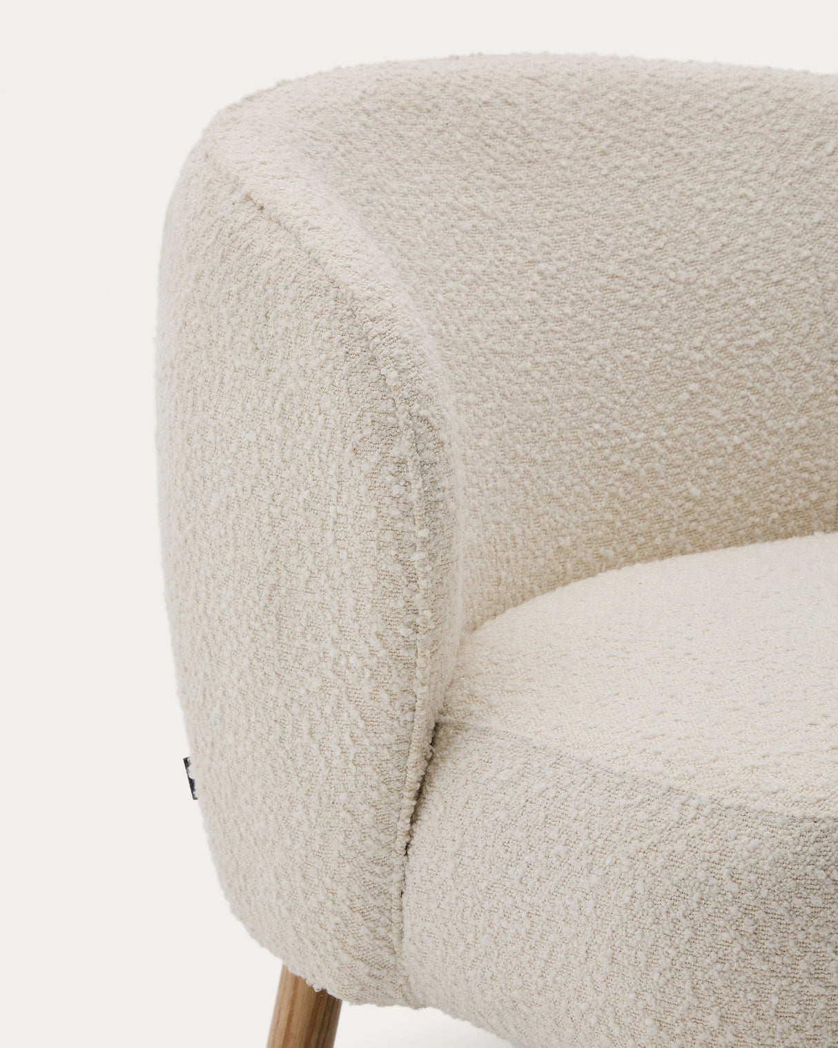 Sessel Ulit aus weißem Schaffell und Beinen aus massivem Buchenholz mit natürlichem Finish - ZEN ZONE Furniture