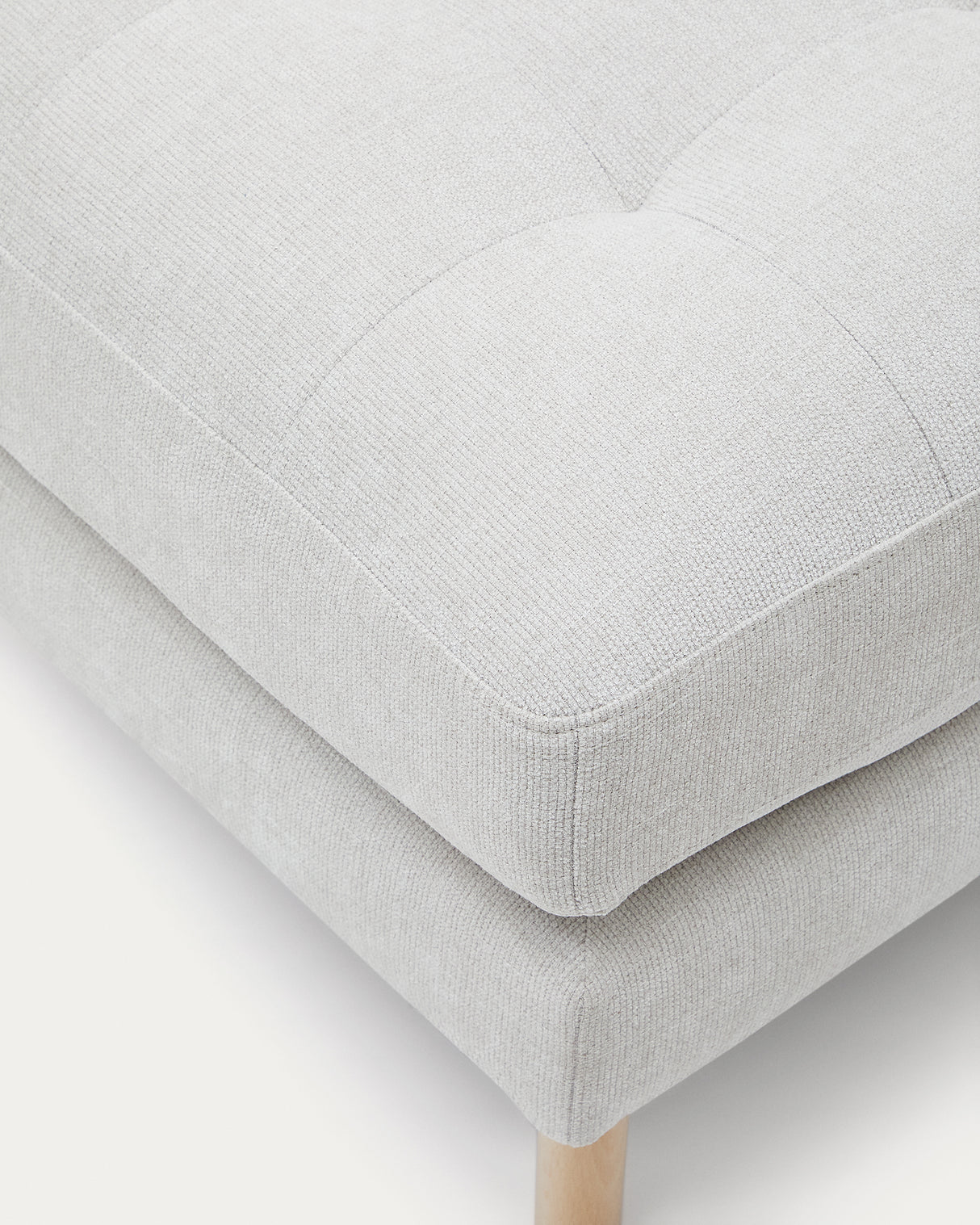 Debra Pouf mit Bezug in perlfarbener Chenille Beine-Finish natur 80 x 80 cm - ZEN ZONE Furniture