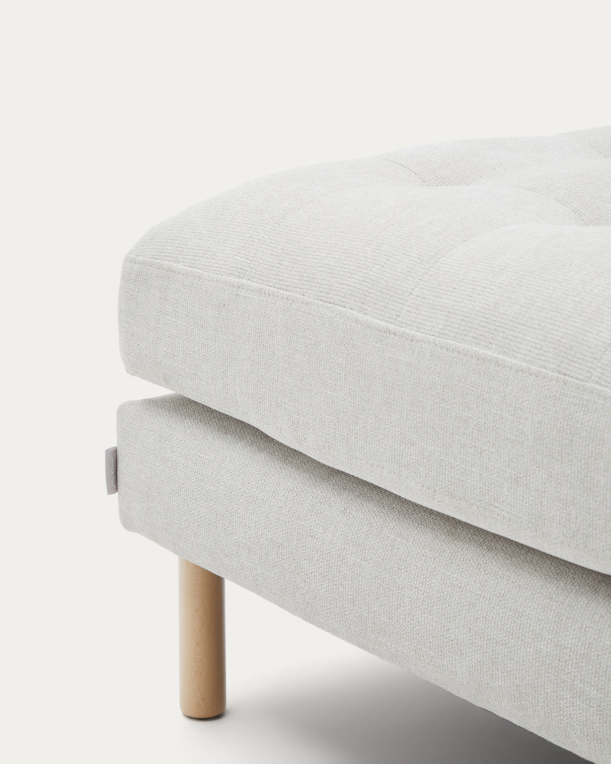 Debra Pouf mit Bezug in perlfarbener Chenille Beine-Finish natur 80 x 80 cm - ZEN ZONE Furniture