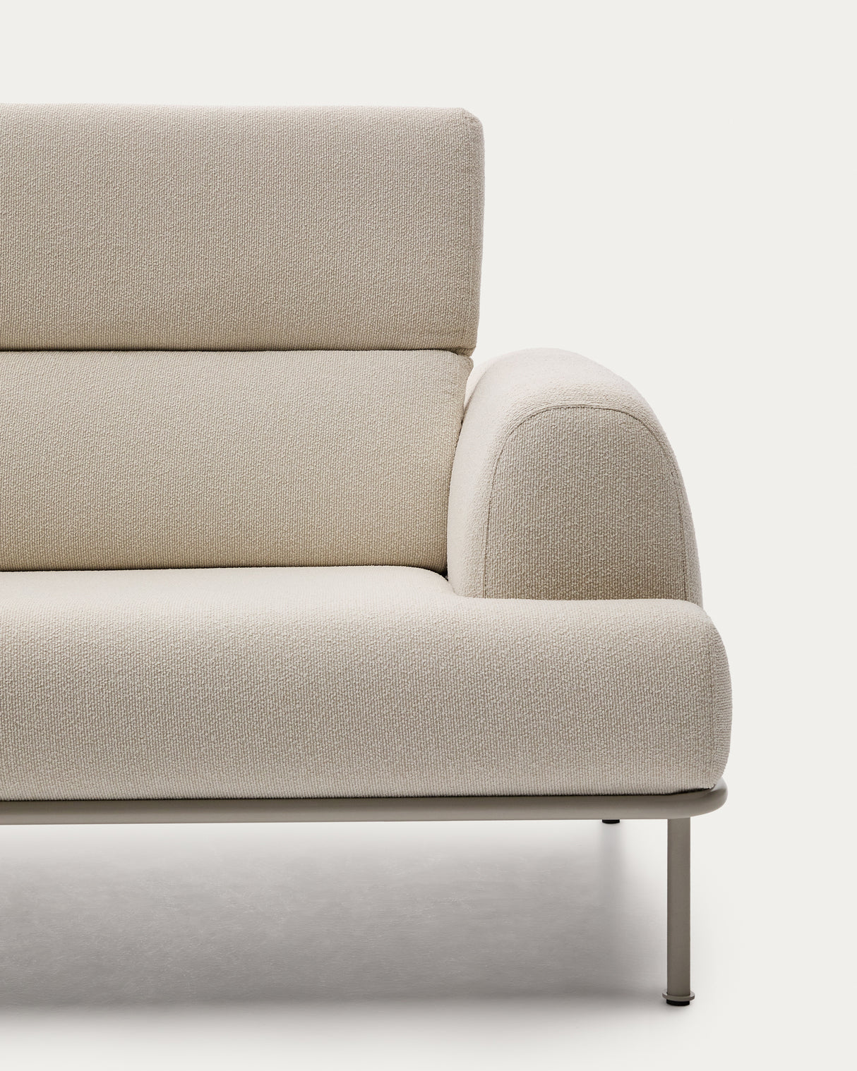 Sofa Aurum 3-Sitzer ecru mit verstellbarer Kopfstütze und mattbeigem Metallgestell 234 cm FSC Mix Credit - ZEN ZONE Furniture